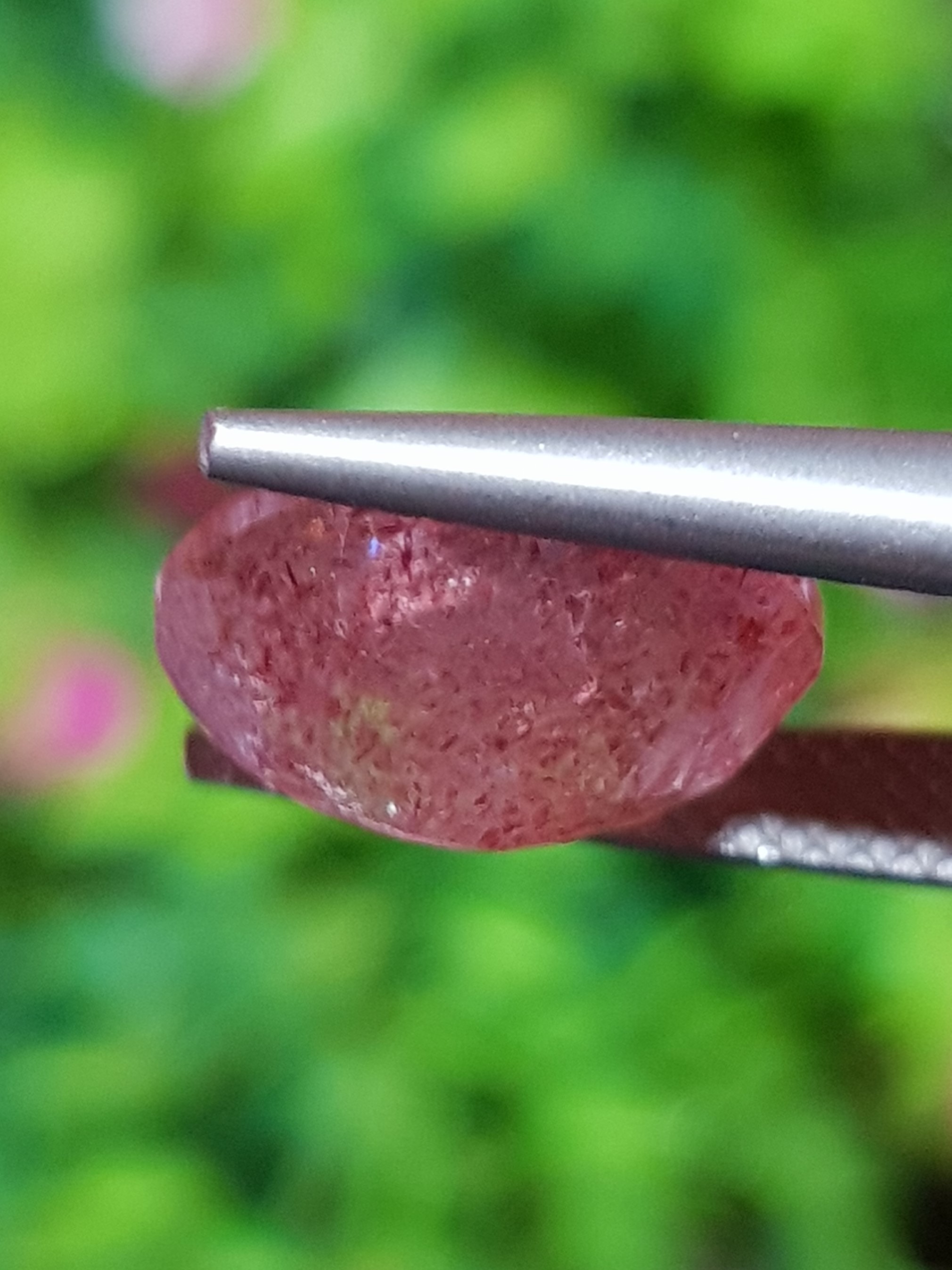 พลอย สตอเบอรี่ ควอตซ์ Strawberry Quartz 4.45 กะรัต (Cts.) พลอยแท้ อัญมณีมงคลประจําวันเกิด เครื่องประดับพลอย