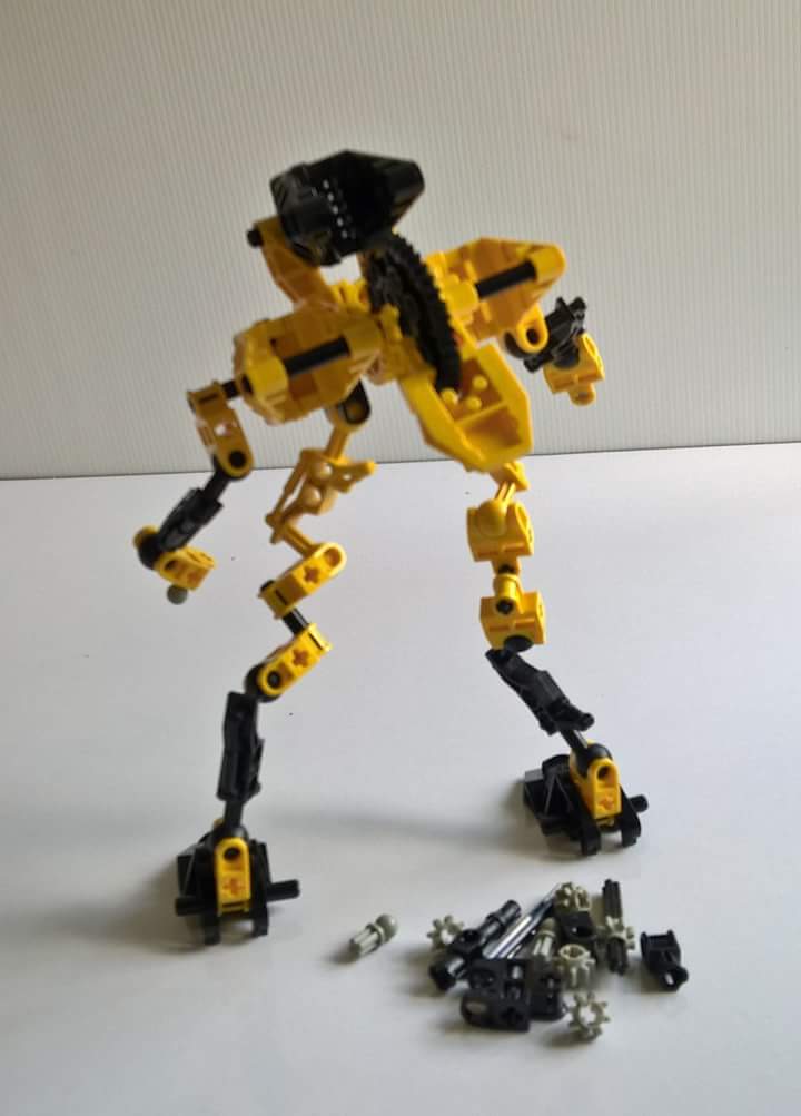 ชุดตัวต่อพลาสติกเสริมทักษะ แยกได้ทุกชิ้นส่วนและสามารถประกอบเป็นอะไรก็ได้ตามใจนึก สีเหลือง