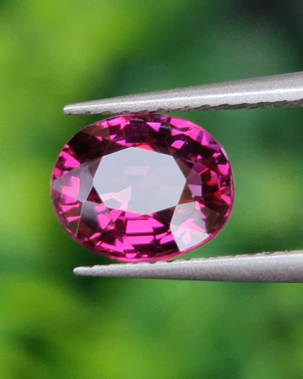 พลอย โรโดไลต์ กาเน็ท Rhodolite Garnet 1.40 กะรัต Cts.พลอยแท้ อัญมณีมงคลประจําวันเกิด เครื่องประดับพลอย