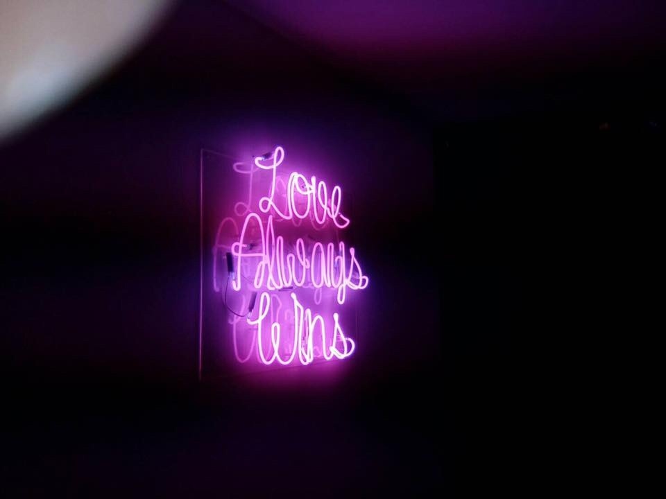 ป้ายไฟนีออนดัด Love Alway wind