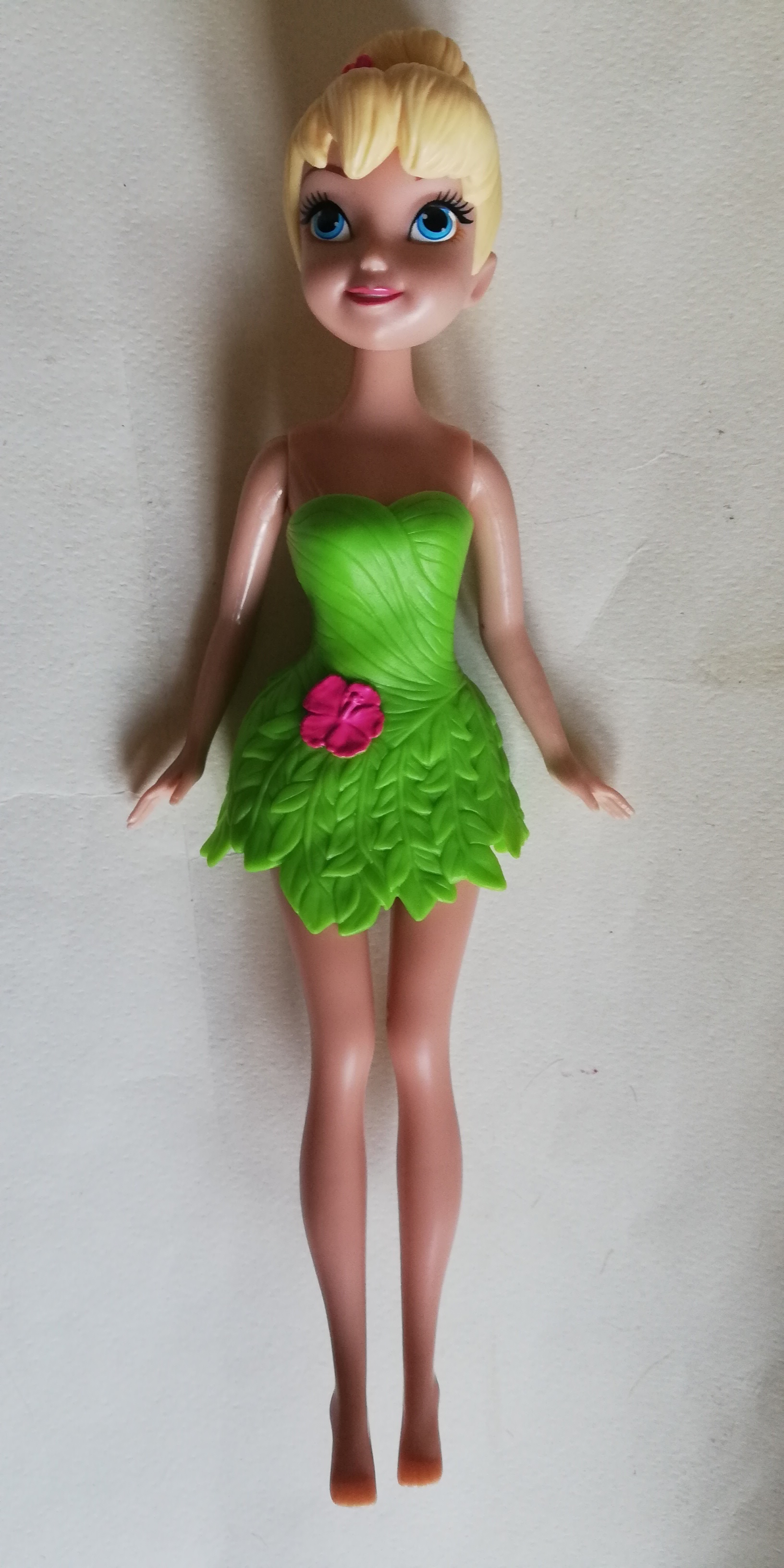 มีหลายภาพค่ะ, ตุ๊กตา ทิงเกอร์เบลล์ จากดิสนีย์*** ปีกไม่ได้มากับตัว, ไม่ได้มีรองเท้า มีของตามภาพ ขาแน่นมาก ***งอแทบไม่ได้ พร้อมชุด เป็นยางสีเขียวถอดออกได้ตามภาพ, ขาแข็ง พับงอไม่ได้