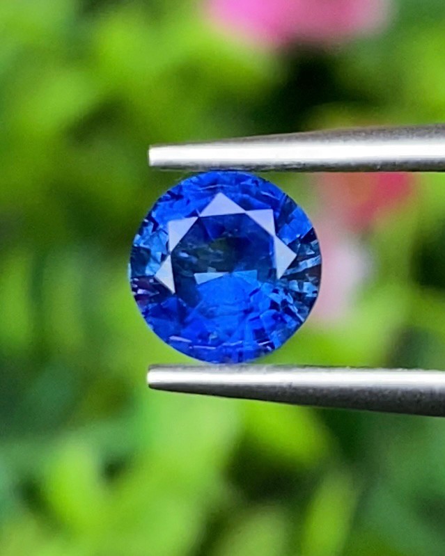 พลอย ไพลิน (Blue Sapphire) 1.03 กะรัต (Cts.) สีพิเศษ รอยัล บลู (Royal Blue) พร้อมใบเซอร์ พลอยแท้ อัญมณีมงคลประจําวันเกิด เครื่องประดับพลอย