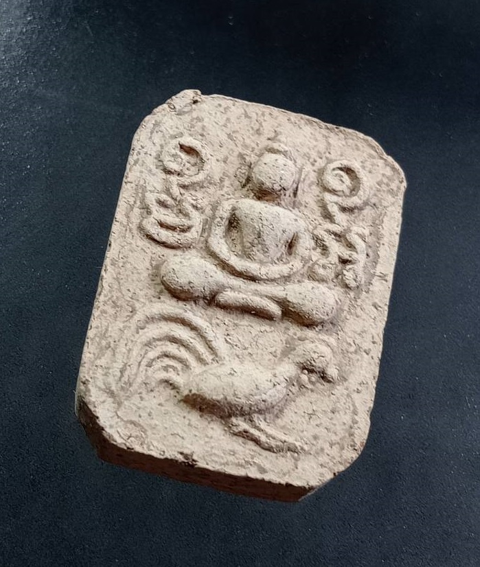 ผ3380 พระเนื้อดิน พิมพ์พระพุทธทรงไก่ หลังเรียบ ไม่ทราบที่ครับ