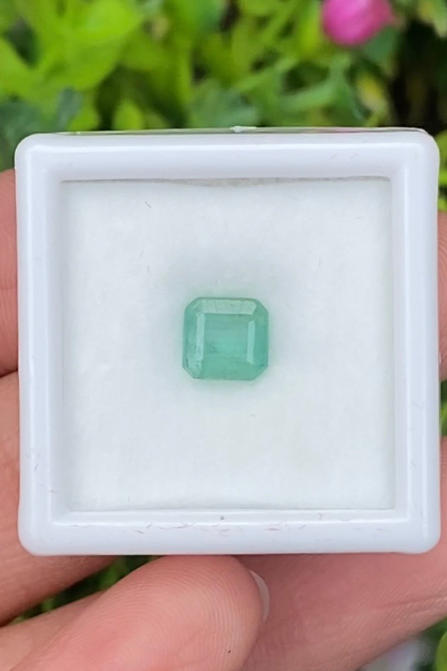 พลอย มรกต Natural Emerald แซมเบีย 0.96 กะรัต (Cts.) พลอยแท้ อัญมณีมงคลประจําวันเกิด เครื่องประดับพลอย