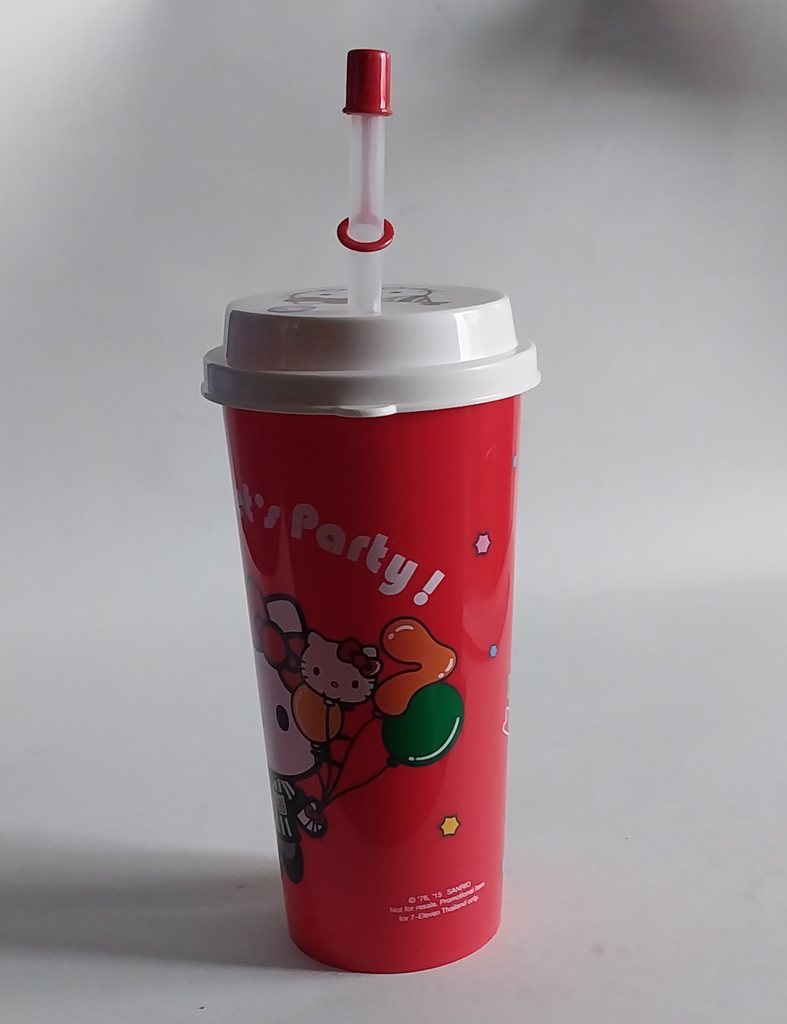 แก้วน้ำอัดลม ขนาดประมาณ 18 ออนซ์ ของสะสมจาก 7-11 Sanrio Collection สีแดง-ขาว ลายเฮลโหล คิตตี้ Hello Kitty