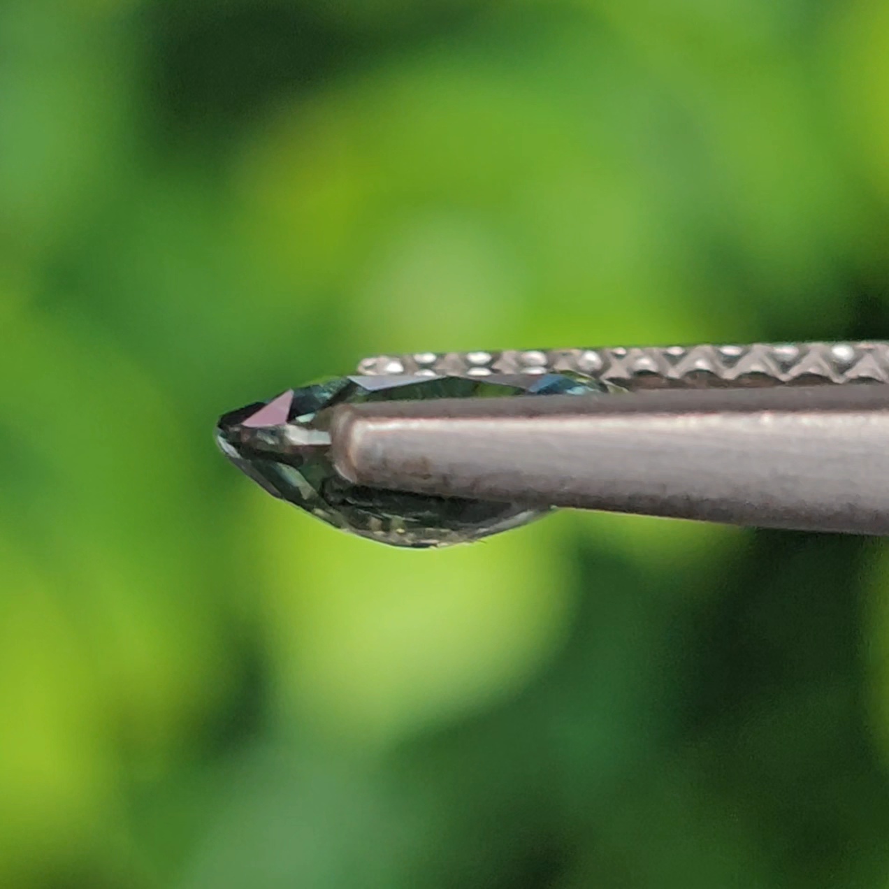 พลอย เขียวส่อง Blue-Green Sapphire 0.77 กะรัต (Cts.) ดิบ (Unheated) พลอยแท้ อัญมณีมงคลประจําวันเกิด เครื่องประดับพลอย