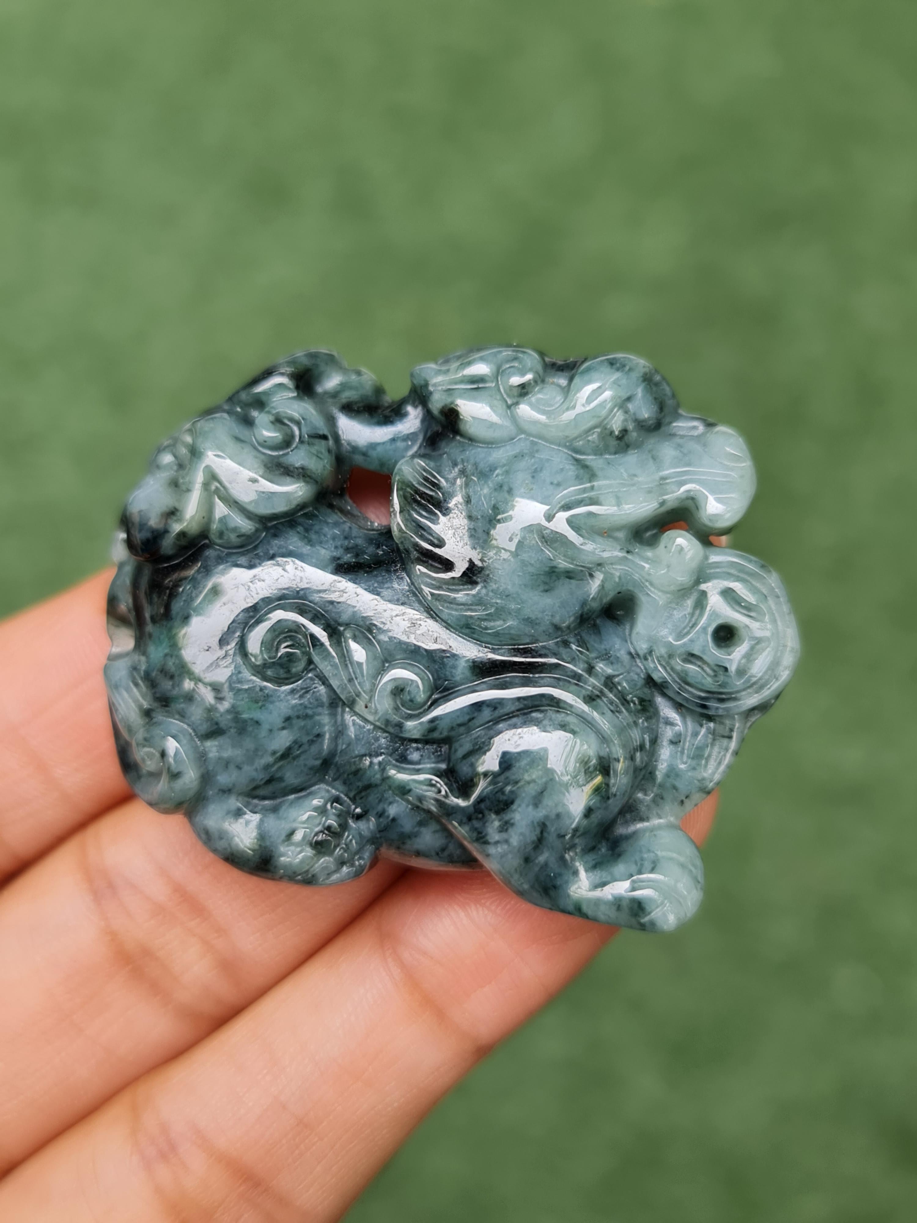 หยก พม่า แท้ Jade จี้หยก (jadeite) แกะสลักปี่เซียะ 204.09 กะรัต (Cts.) ดิบ ไม่ผ่านการปรับปรุง (Type A) พม่า (Myanmar)