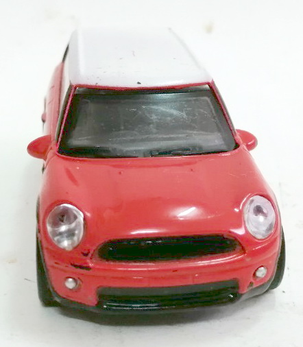 รถเหล็กงานเก่าสะสม สีแดง หลังคาสีขาว **สีถลอก มีตำหนิ ตามภาพ ขนาดยาวราว 10 ซม.ขายตามสภาพเก็บสะสม