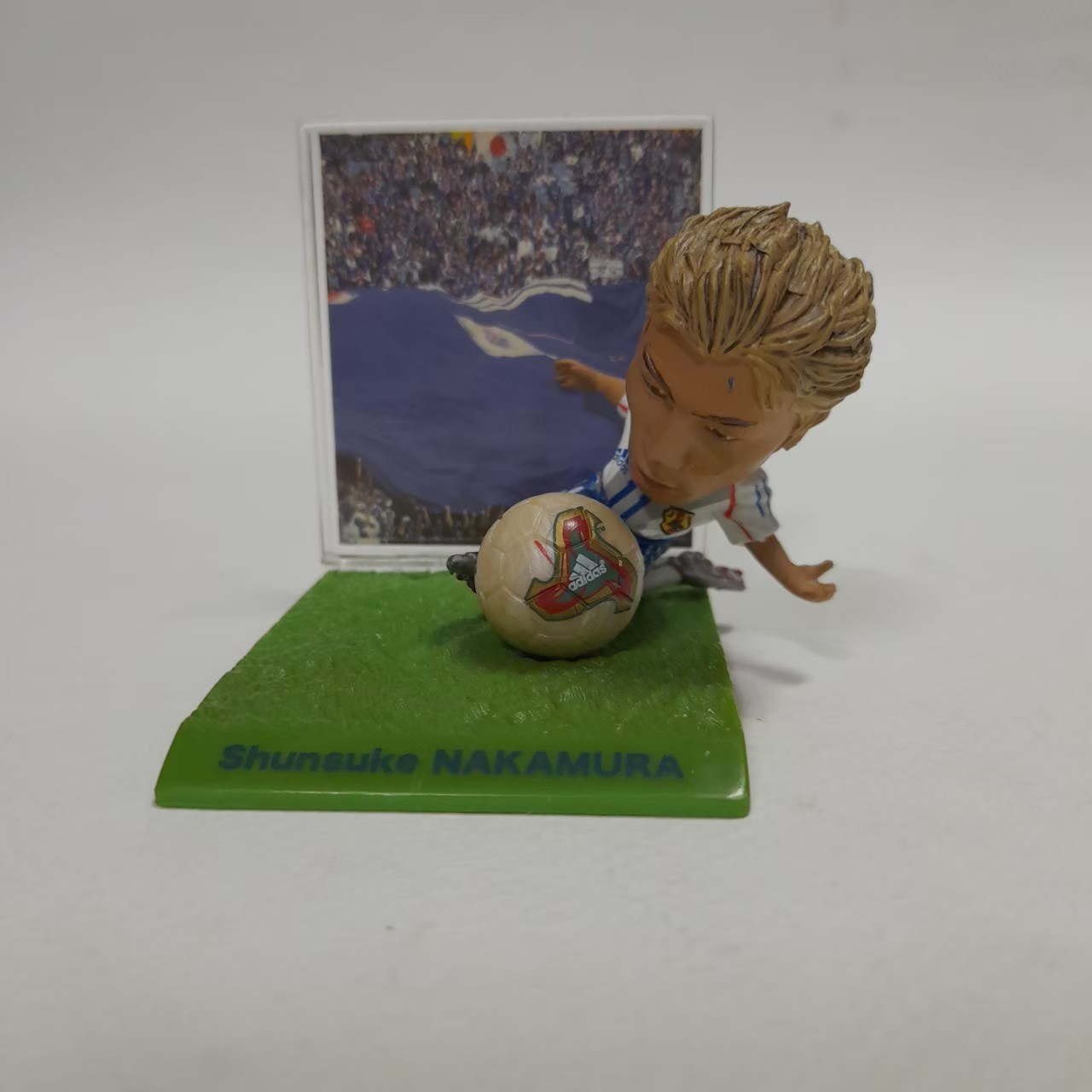 ฟิกเกอร์ นักบอล ทีมญี่ปุ่น Shunsuke Nakamura (ผมยาว)ขนาดตามรูป มีฐาน มีฉาก มือสอง สภาพดีมีรอยบ้าง
