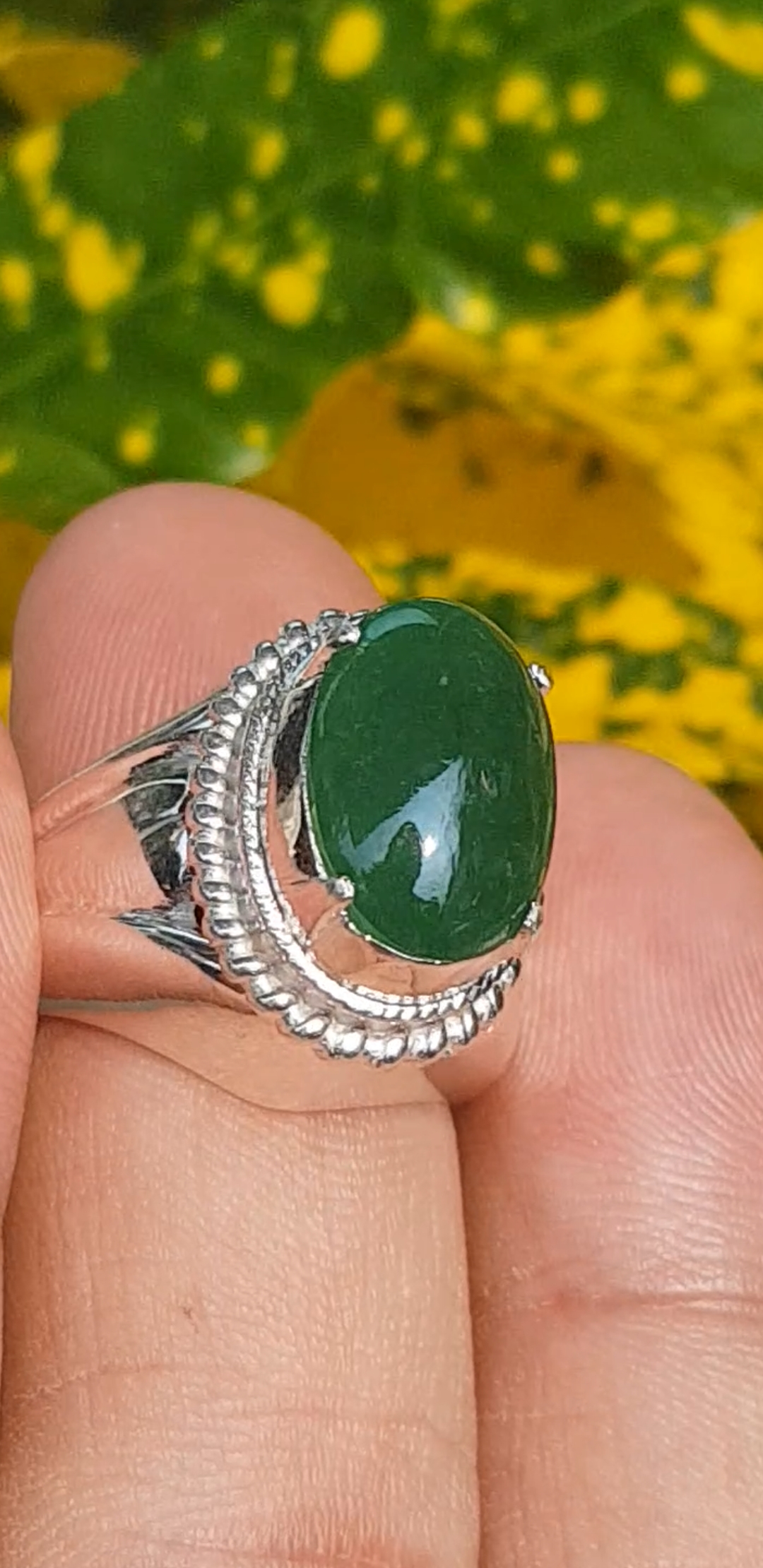 หยก พม่า แท้ Jade แหวนหยก 翡翠戒指 (Jadeite ring) 3.39 กะรัต (Cts.) (Size) 58 ดิบ ไม่ผ่านการปรับปรุง (Type A) พม่า (Myanmar)