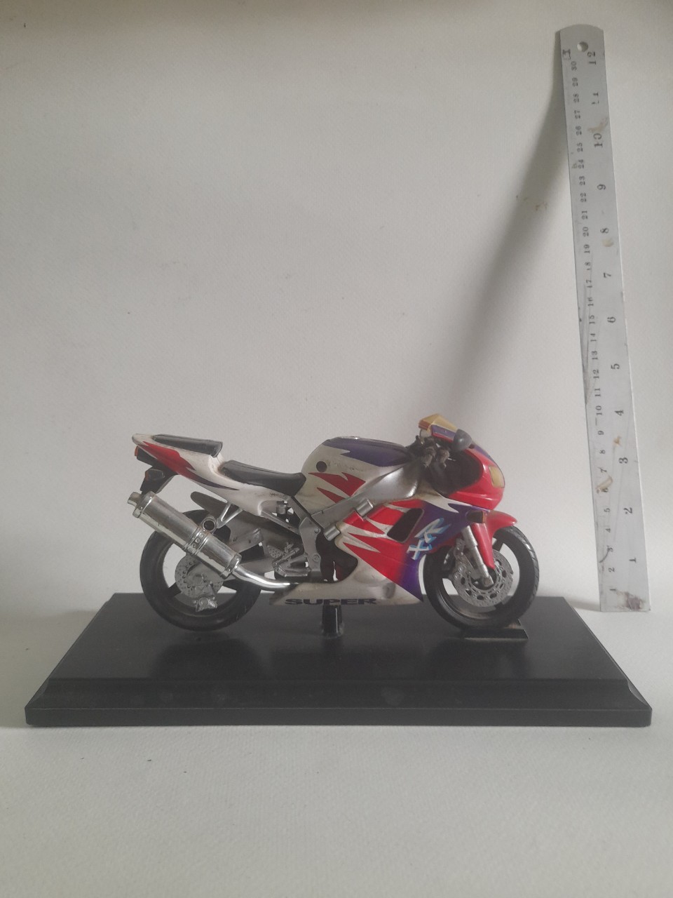 มีหลายภาพ รถมอเตอร์ไซค์พร้อมฐาน สภาพสะสม ขนาดประมาณ 5 นิ้ว