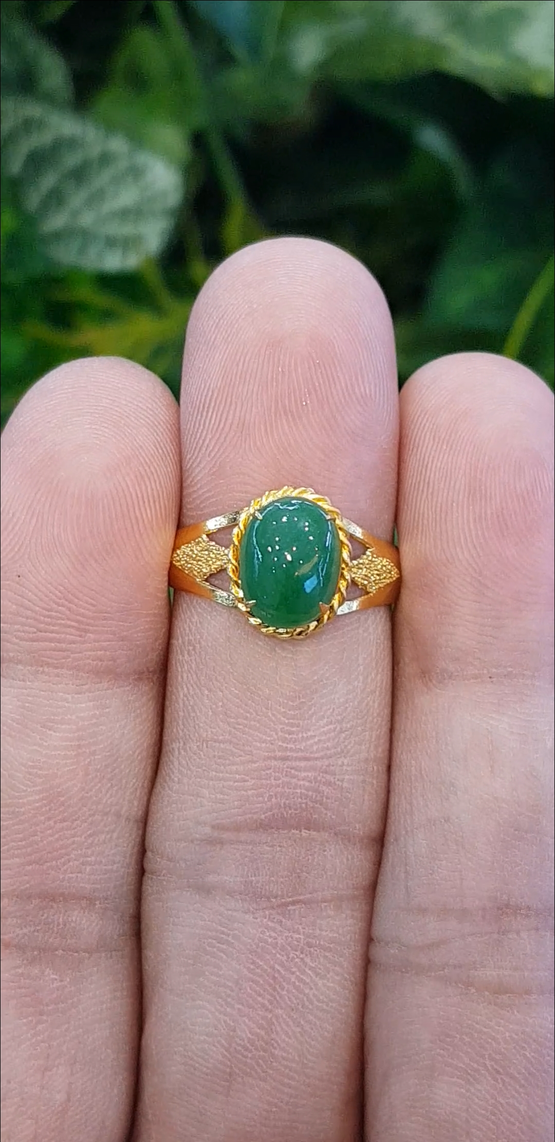 หยก พม่า แท้ Jade แหวนหยก 翡翠戒指 (Jadeite ring) 1.47 กะรัต (Cts.) Size 56 ดิบ ไม่ผ่านการปรับปรุง (Type A) พม่า (Myanmar)