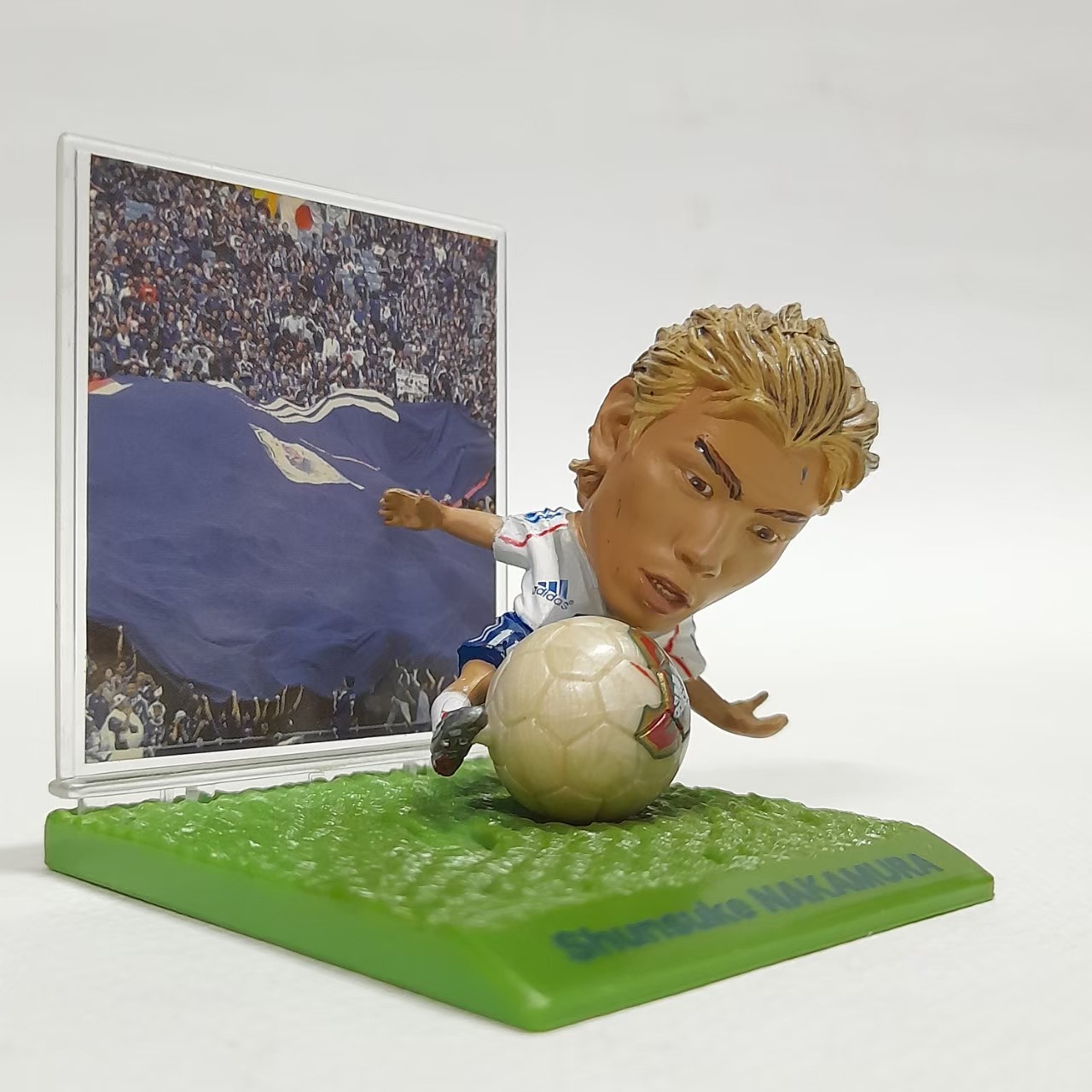 ฟิกเกอร์ นักบอล ทีมญี่ปุ่น Shunsuke Nakamura (ผมยาว)ขนาดตามรูป มีฐาน มีฉาก มือสอง สภาพดีมีรอยบ้าง