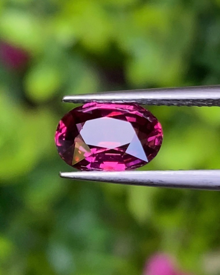 พลอย โรโดไลต์ กาเน็ท Rhodolite Garnet 2.09 กะรัต Cts.พลอยแท้ อัญมณีมงคลประจําวันเกิด เครื่องประดับพลอย