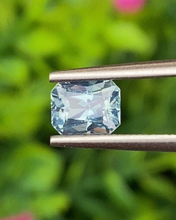 พลอย เพทาย (Zircon) 0.94 กะรัต (Cts.) พลอยแท้ อัญมณีมงคลประจําวันเกิด เครื่องประดับพลอย