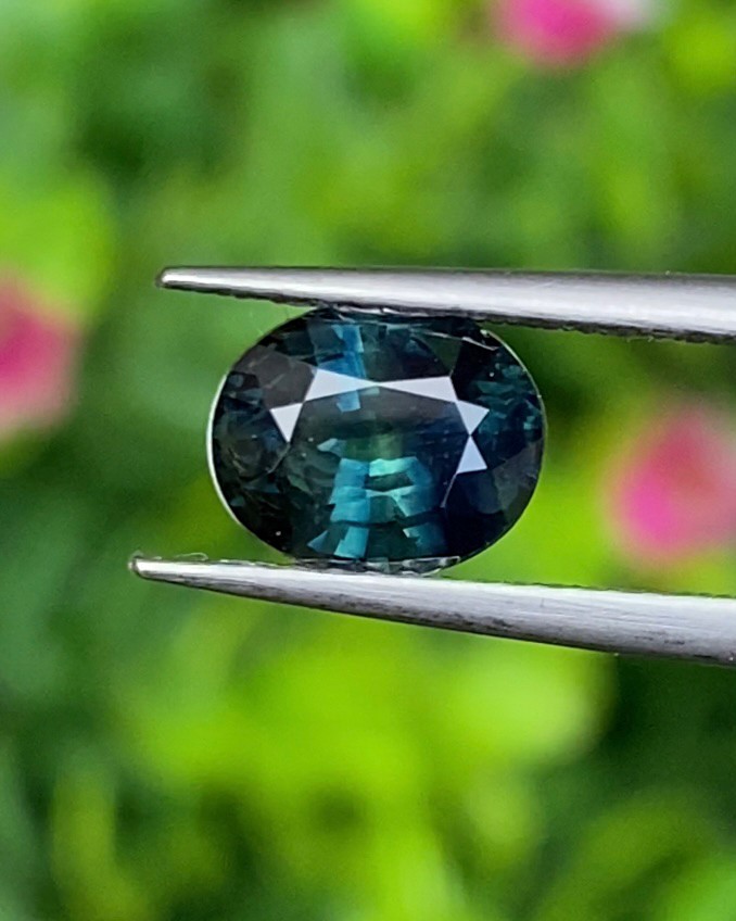 พลอย เขียวส่อง Green Sapphire 1.58 กะรัต (Cts.) ดิบ Unheated พลอยแท้ อัญมณีมงคลประจําวันเกิด เครื่องประดับพลอย
