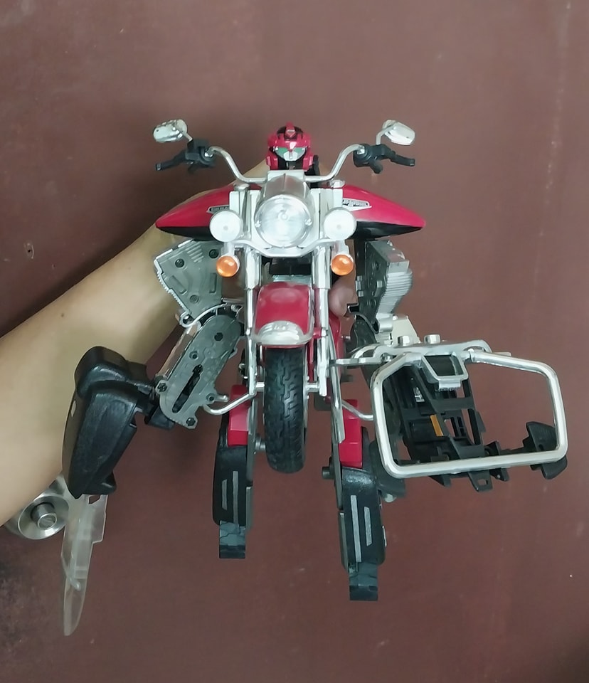 โมเดลรถแปลงเป็นหุ่น รถมอเตอร์ไซค์ Harley Davidson สภาพแกะประกอบ ***ไม่มี :-ขาตั้งรถ และปืนหาย 1 กระบอก