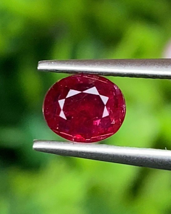 พลอย ทับทิม Ruby sapphire 0.63 กะรัต (Cts) ดิบ Unheated *สีพิเศษ แดงเลือดนก (Pigeon Blood Red)* พร้อมใบเซอร์ พลอยแท้ อัญมณีมงคลประจําวันเกิด เครื่องประดับพลอย