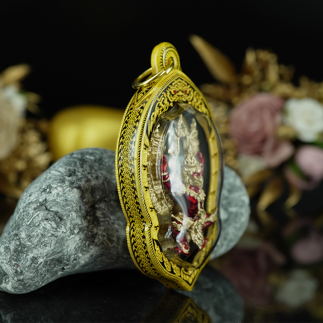 บริการเลี่ยมแบบมีลายขอบข้าง No.A สีทอง (แบบห้อยคอ ขนาดพระไม่เกิน 5 เซนติเมตร) ** ลูกค้าส่งงานมาเลี่ยมที่ร้าน ระยะเวลาเลี่ยมประมาณ 3-5 วัน ไม่รวมระยะเวลาจัดส่ง **