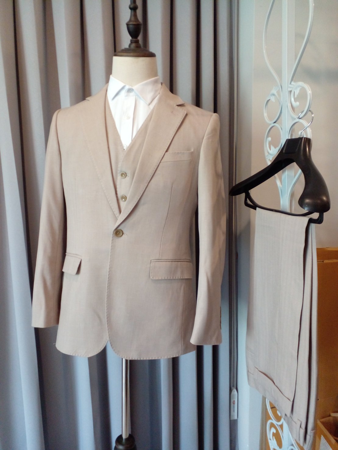 เช่า ชุดสูทชาย งานเนียบ แบบเรียบหรู สีเบจ พร้อมเสื้อกั๊ก