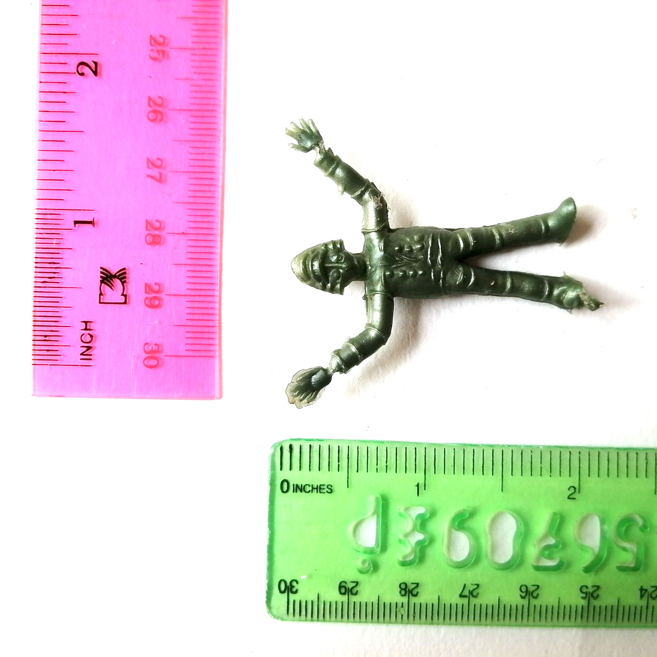 ตุ๊กตุ่นแอ๊นท์ถุงถั่ว หุ่นยนต์ ขนาด 2.5 นิ้ว สีเงินบรอนส์ งานเก่าหายาก ***สภาพพอใช้ ข้อมือมีรอย