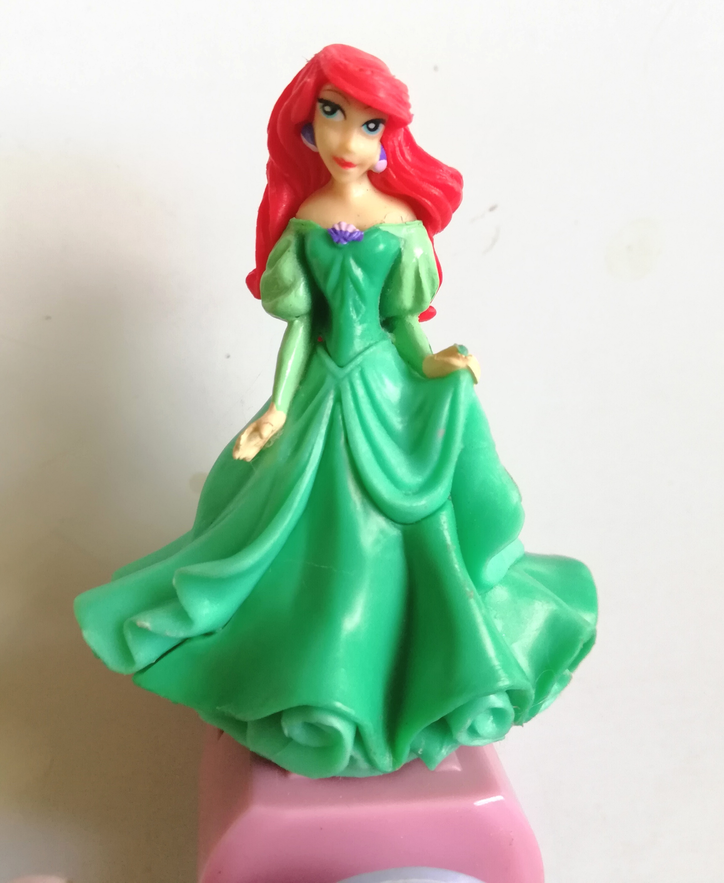 ของสะสมเจ้าหญิงดิสนีย์ พัดลมขนาดเล็กเด็กเล่น ตัวเจ้าหญิงแอเรียล จาก the little mermaid เจ้าหญิงแอเรียล รุ่นมีขาและนุ่งกระโปรงแล้ว สภาพเก่าเก็บ พัดลมเก่าไม่ได้ใช้งานนานแล้วไม่เคยเปลี่ยนถ่าน(กลัวสลากฉีกขาด มีถลอกบ้างเล็กน้อย) ขายตามสภาพ