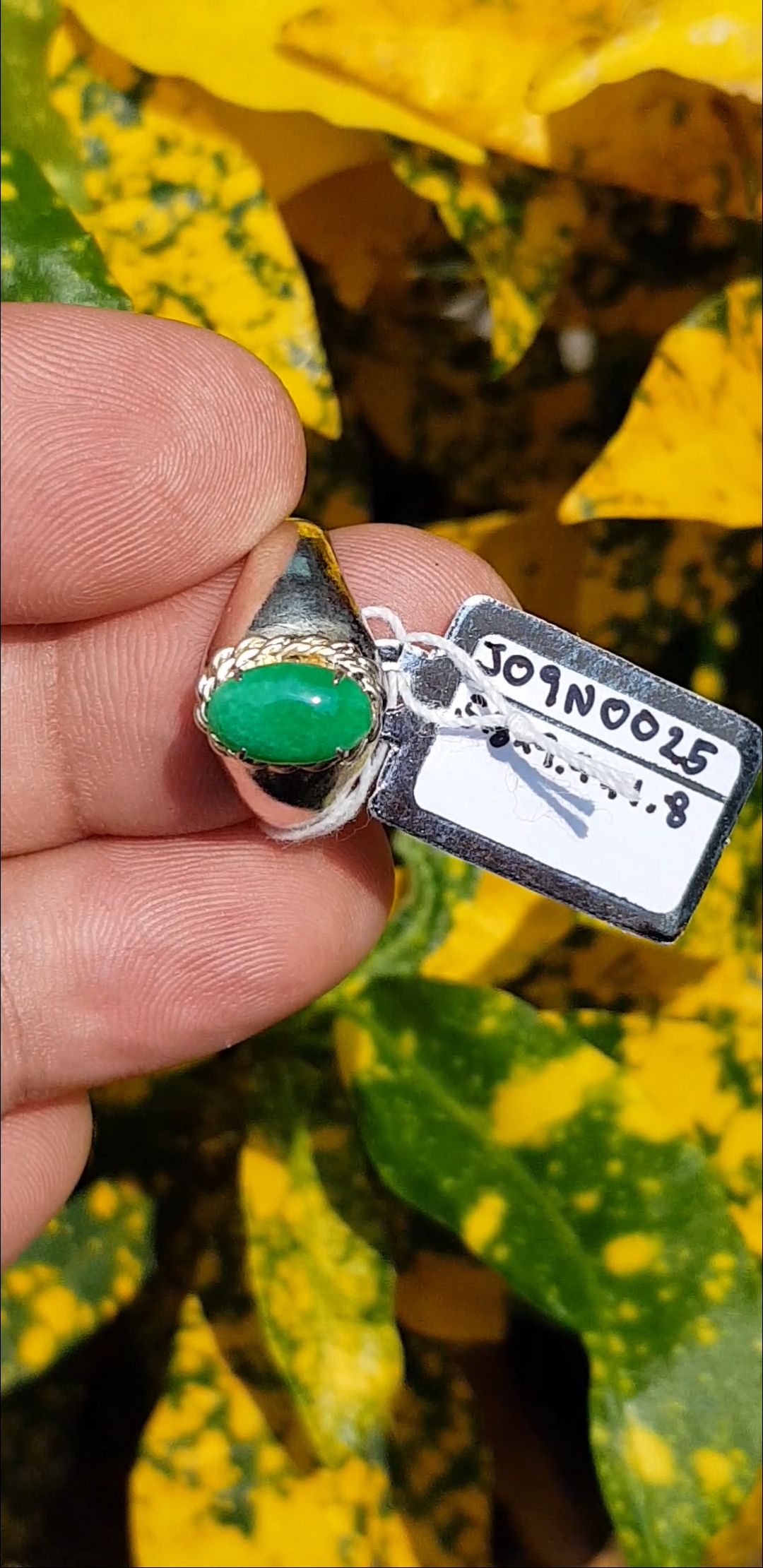 หยก พม่า แท้ Jade แหวนหยก 翡翠戒指 (Jadeite ring) 0.79 กะรัต (Cts.) (Size) 54 ดิบ ไม่ผ่านการปรับปรุง (Type A) พม่า (Myanmar)