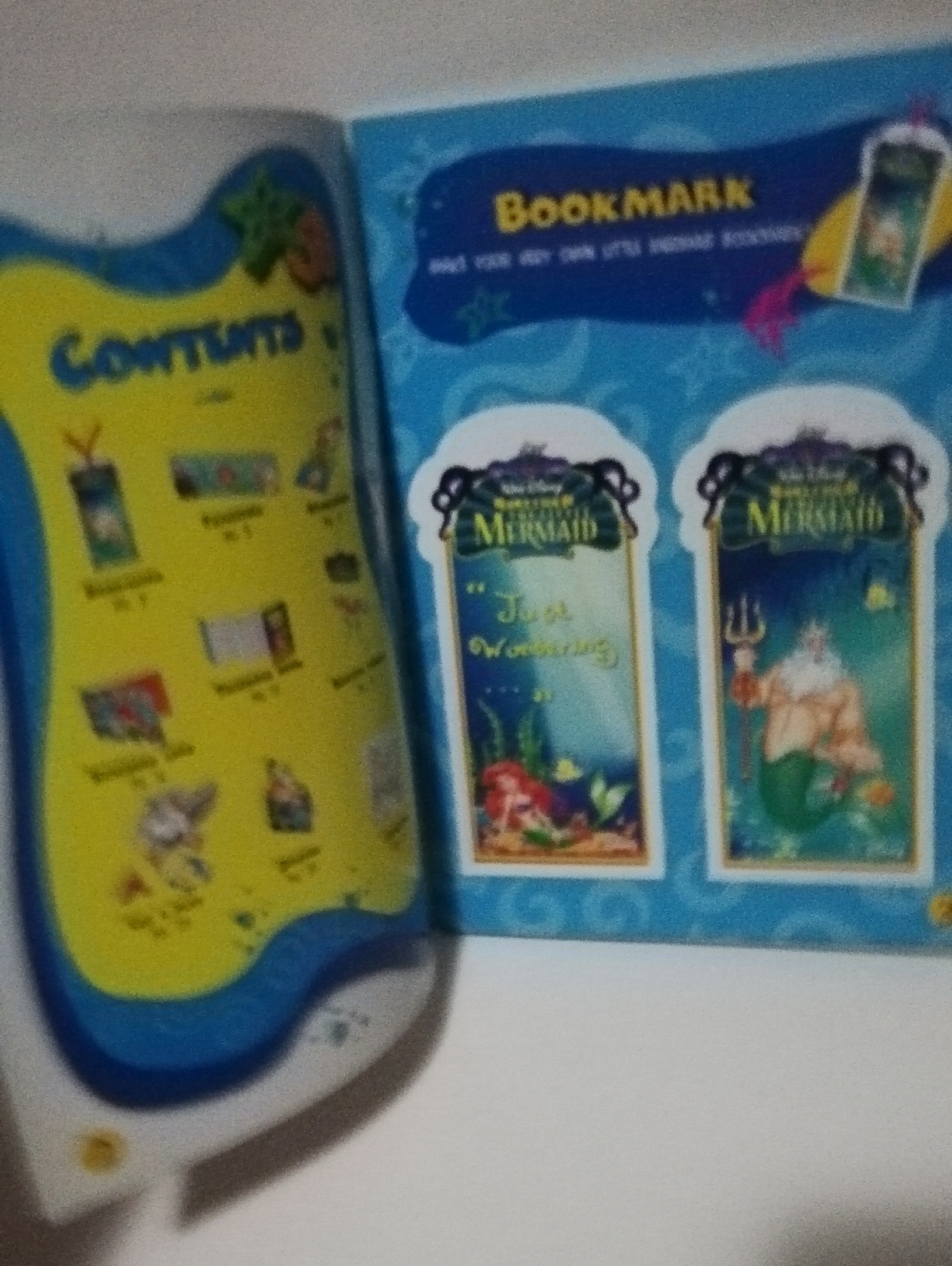 มีหลายภาพ, มีตำหนิ โปรดดูทุกภาพ, สมุดภาพเจ้าหญิงเงือกน้อยแอเรียล, the Little Mermaid ขนาด 19 cm, เป็นสมุดภาพการ์ด ที่คั่นหนังสือ ป้ายสมุดโทรศัพท์การ์ดอวยพรวันเกิดตัวแขวนโทรศัพท์มือถือเป็นกระดาษสแตนดี้และภาพระบายสี เป็นภาพเงือกน้อยแอเรียล Little Mermaid