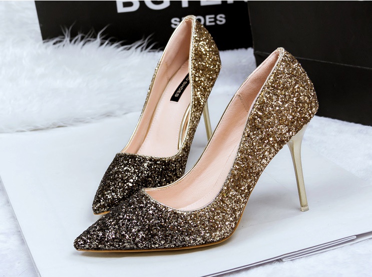 รองเท้าออกงาน รองเท้าส้นสูง แต่งกากเพชร ไล่สี สวยหรู