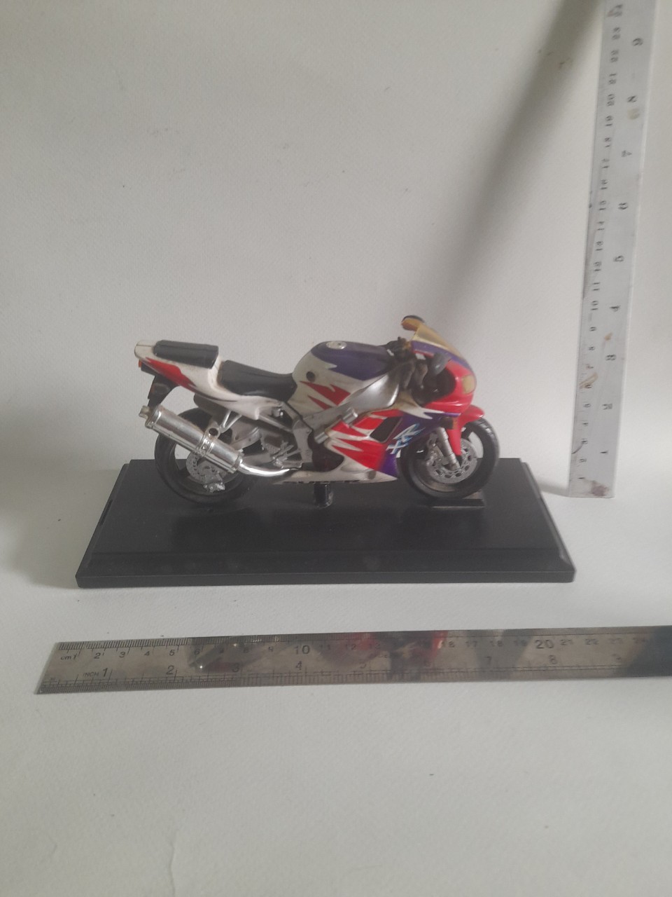 มีหลายภาพ รถมอเตอร์ไซค์พร้อมฐาน สภาพสะสม ขนาดประมาณ 5 นิ้ว