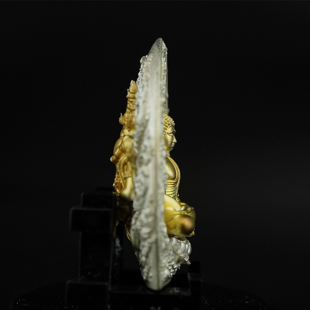 พระกริ่งเจ้าสัวเสวยสุข เนื้อเงินวาว องค์ชุบทอง ขนาด 2.45 X 3.5 เซนติเมตร