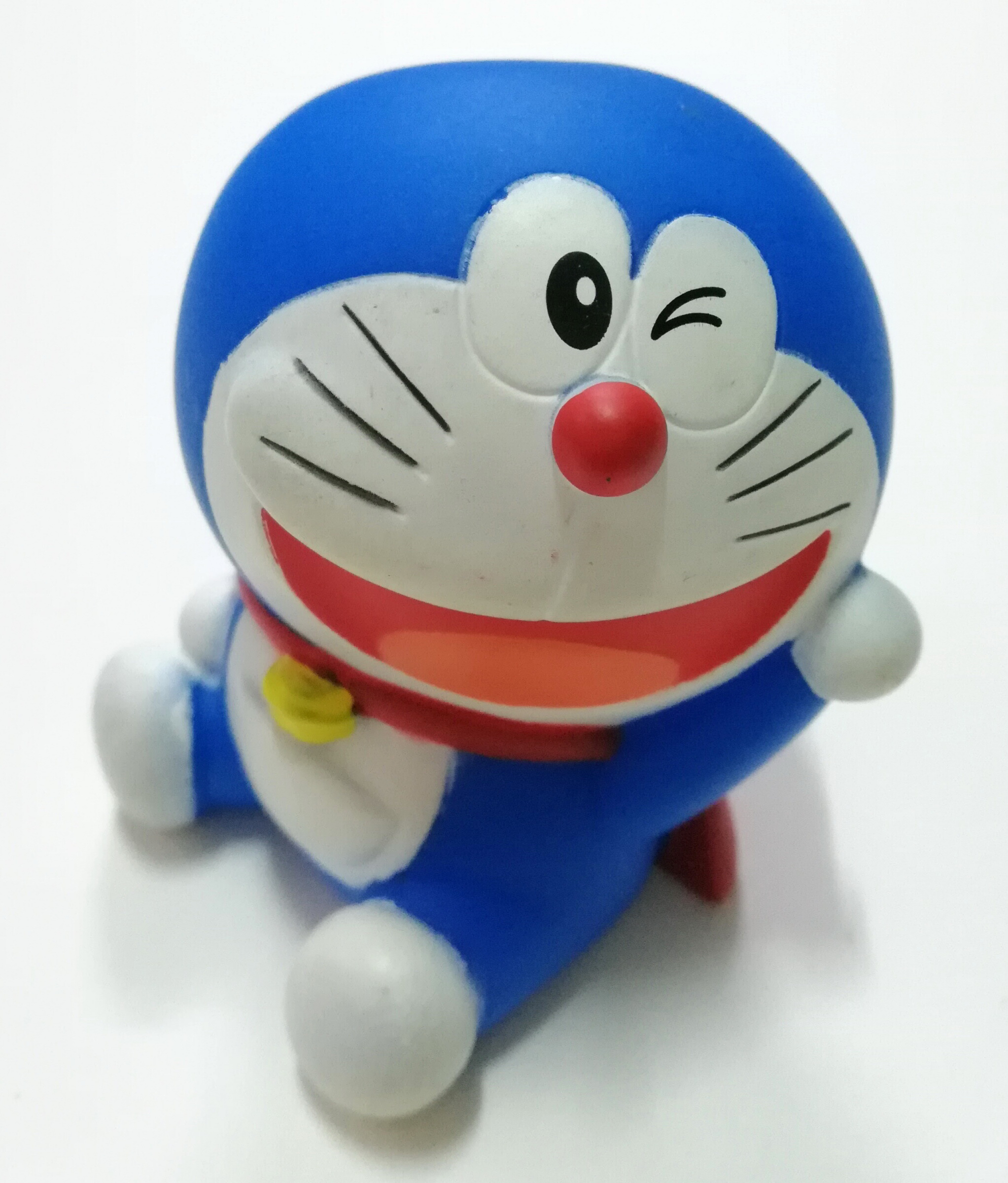 ของสะสมโดเรม่อน **มีตำหนิตามภาพ ซอฟโดเรม่อน โดราเอม่อนนั่งยิ้มตาหยีข้างเดียว ใส่ผ้าคลุมแดง