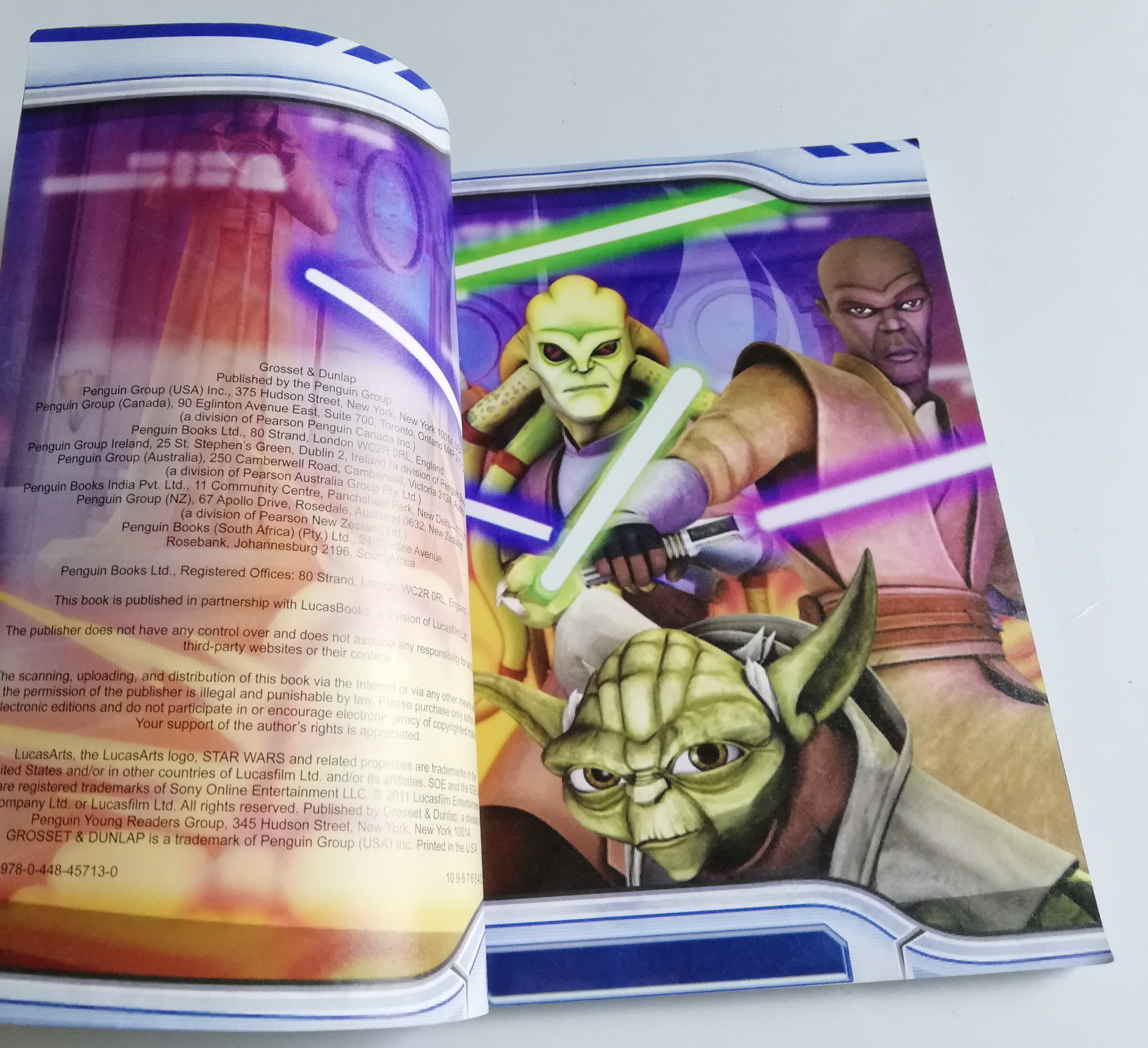 หนังสือขนาดพ็อคเก็ตบุ๊คภาพสีทั้งเล่ม Star Wars, Clone Wars Adventures , the official guide to the Virtual World ** มีตำหนิ โปรดตรวจสอบทุกภาพ