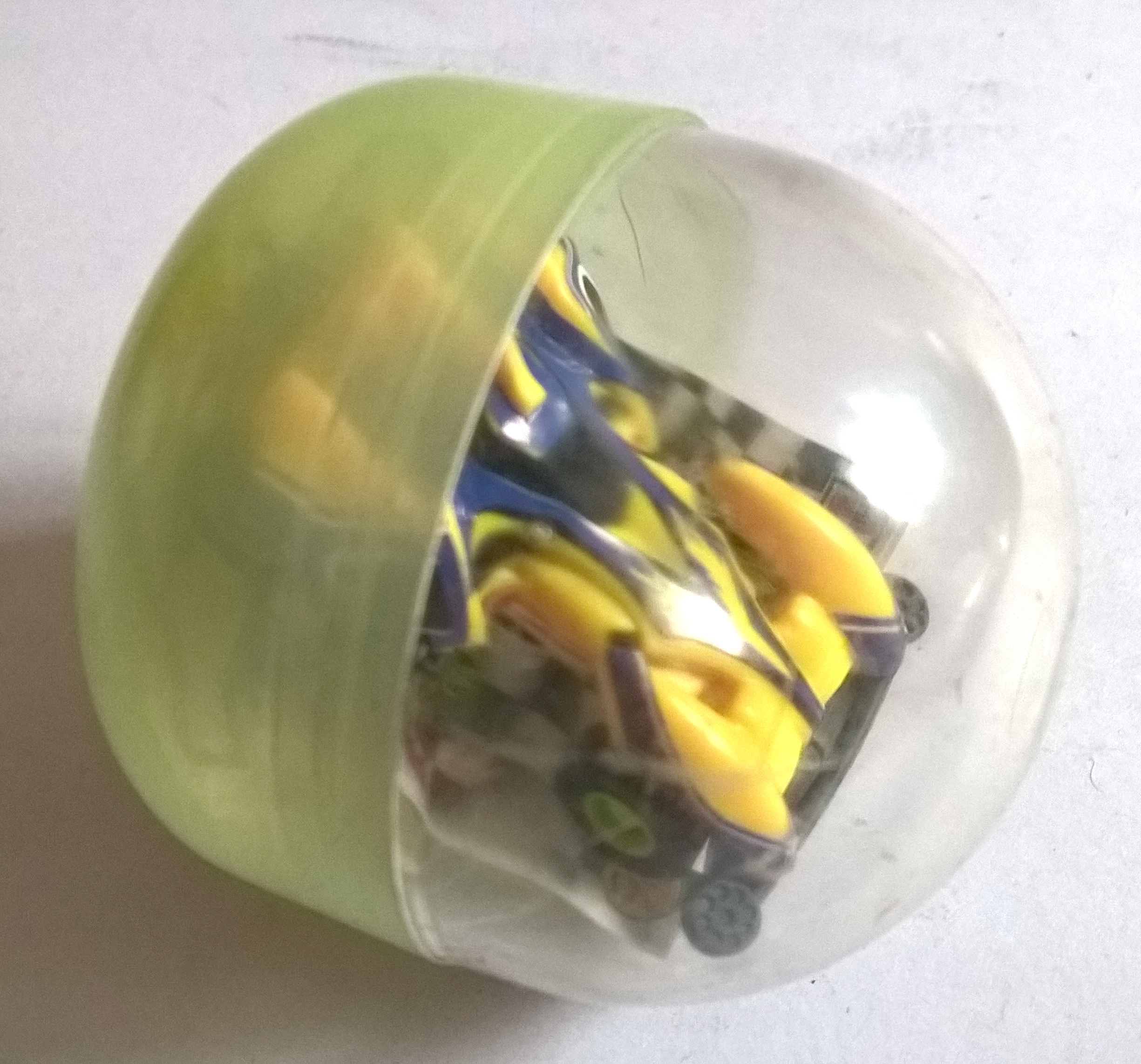 โมเดลรถแข่งในแคปซูล สีเหลือง ขนาดประมาณ 6 cm. pull back ของสะสมเก่า จาก 7-11