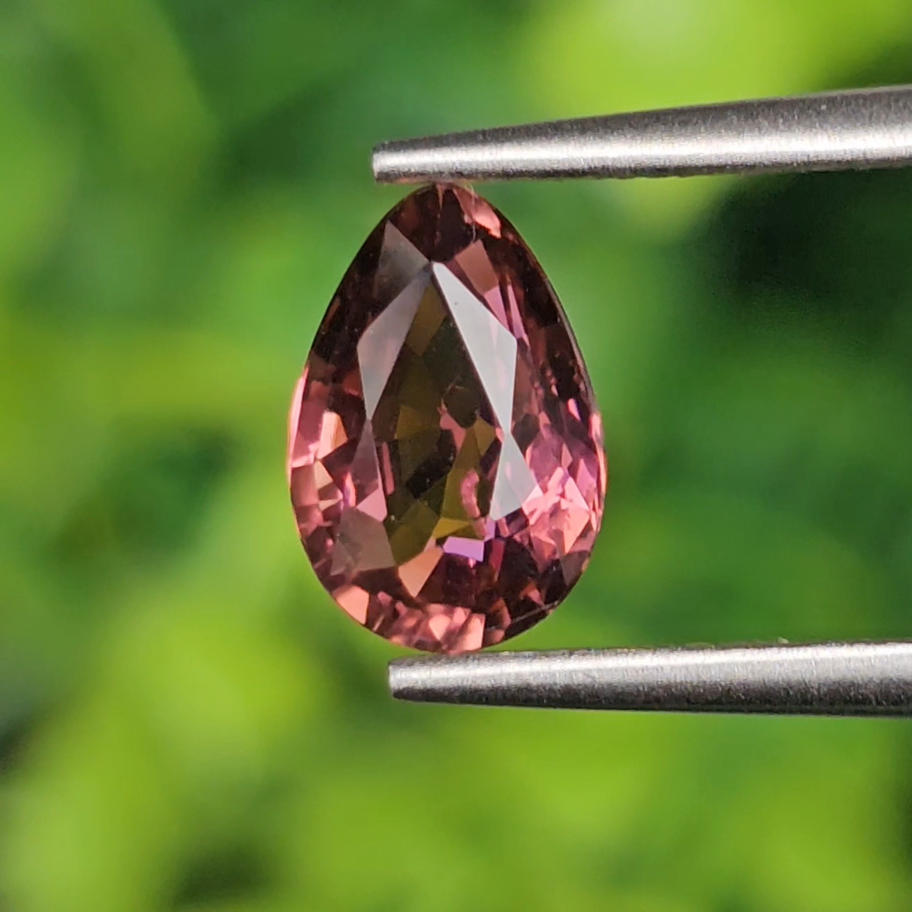 พลอย ชมพู พิ้งค์ ทัวร์มารีน (Pink Tourmaline) 1.38 กะรัต (Cts.) อัญมณีมงคลประจําวันเกิด เครื่องประดับพลอย