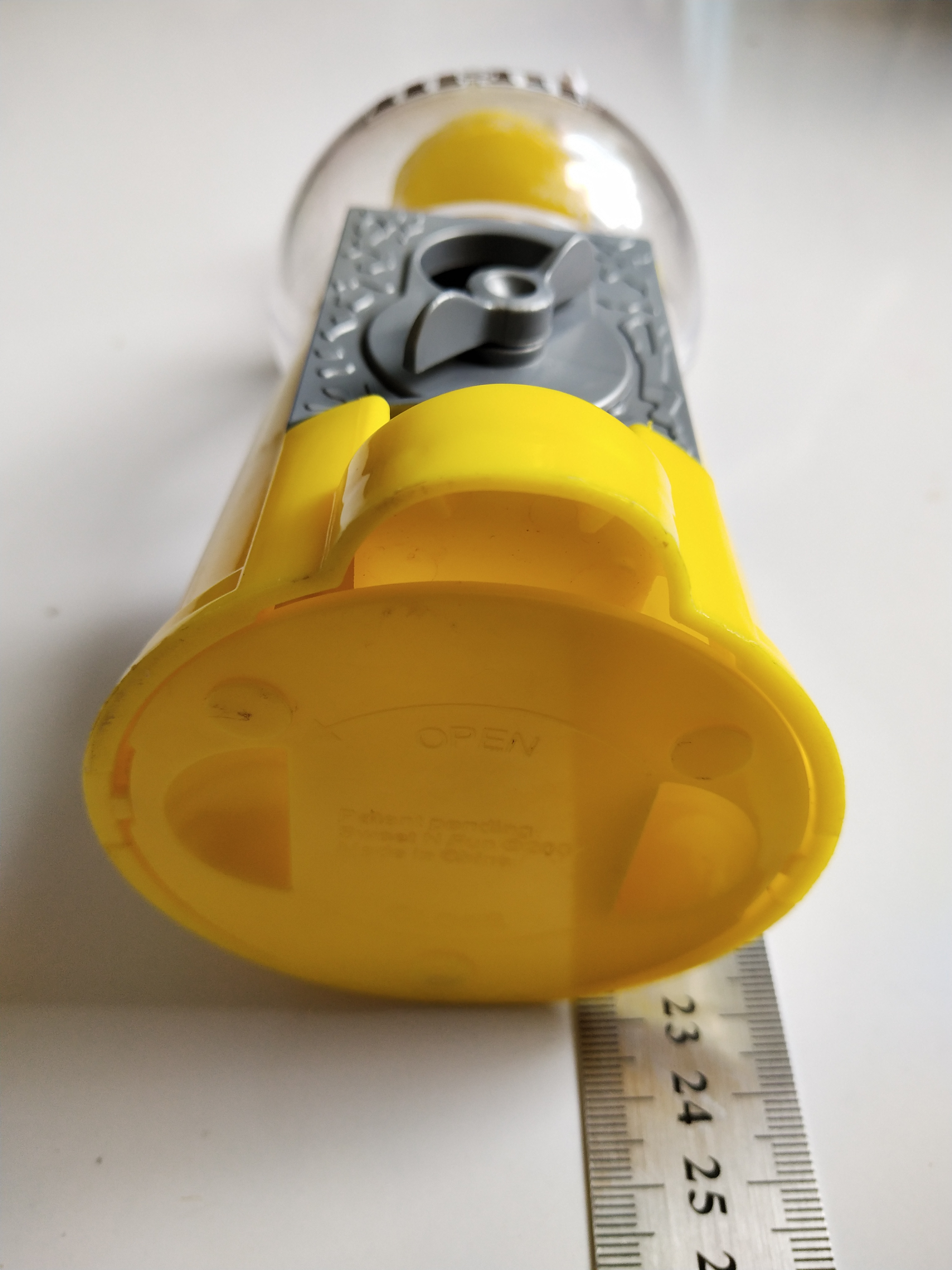 ของสะสม ตู้ไขขนมM&M ตัวสีเหลือง ยืนเท้าสะเอว และโบกมือ เปืดฝาใส่ขนม และไขขนมได้ปกติ