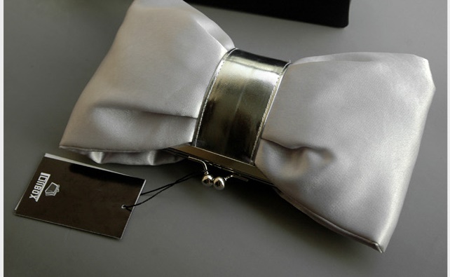 พร้อมส่ง Evening Clutch กระเป๋าออกงาน สีเงิน light silver รูปโบว์ เรียบหรู