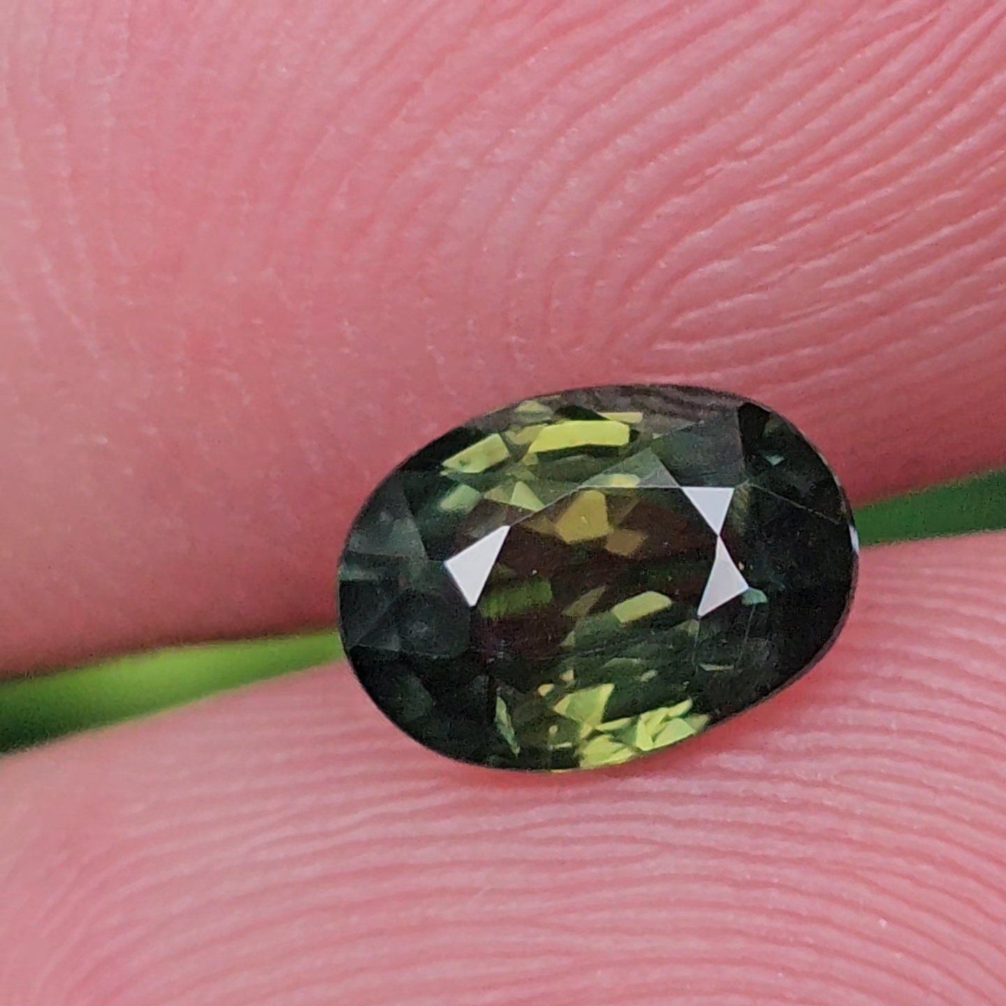พลอย เขียวส่อง Green Sapphire 1.13 กะรัต (Cts.) ดิบ (Unheated) พร้อมใบเซอร์ (With Certificate) พลอยแท้ อัญมณีมงคลประจําวันเกิด เครื่องประดับพลอย