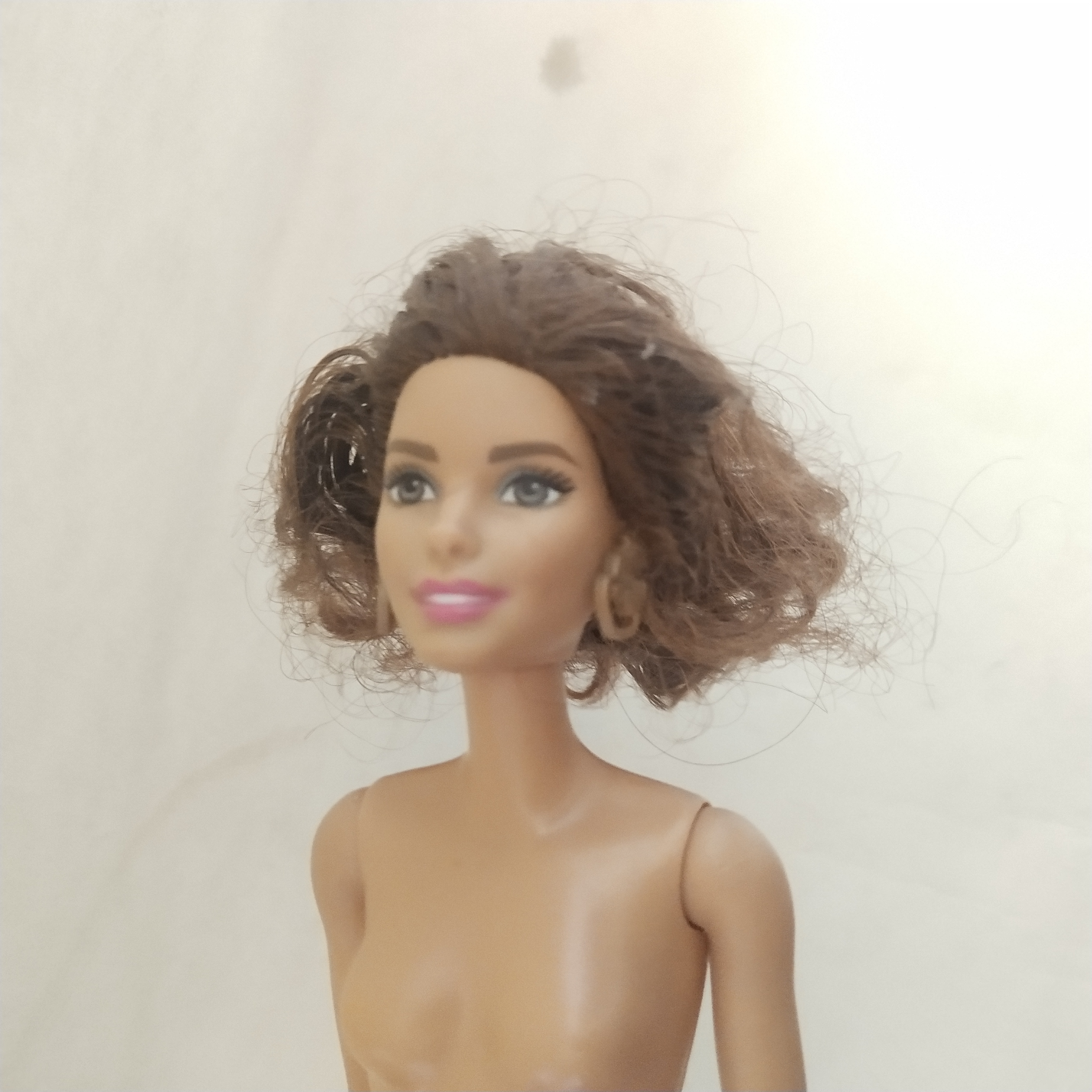 ตุ๊กตาบาร์บี้ ** คอหลวมบ้าง หน้่าสวย ผมยาวสลวยสีน้ำตาลขาแข็งพับงอไม่ได้ Mattel China 2015