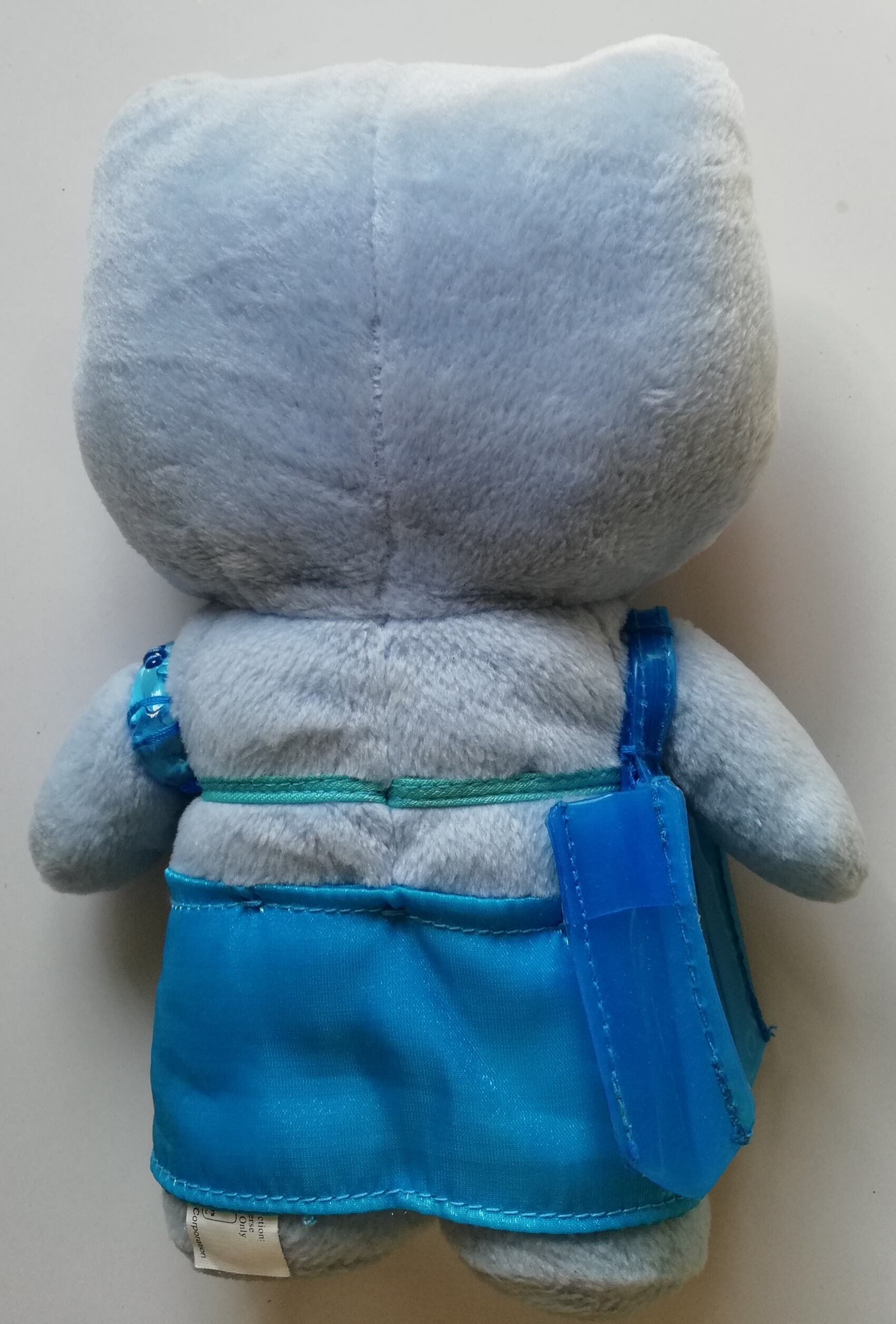 ตุ๊กตาผ้า Hello Kitty คิตตี้ชายหาด ตัวสีฟ้า ติดกิ๊บหอยสีขาวที่หูด้านซ้าย ใส่เสื้อยกทรง และกระโปรงชายหาดสีขาว ฟ้า พร้อมสะพายกระเป๋าพลาสติกใสสีฟ้า และกำไลข้อมือสีฟ้า ขนาดประมาณ 9" ของสะสมจากแมคโดนัลด์