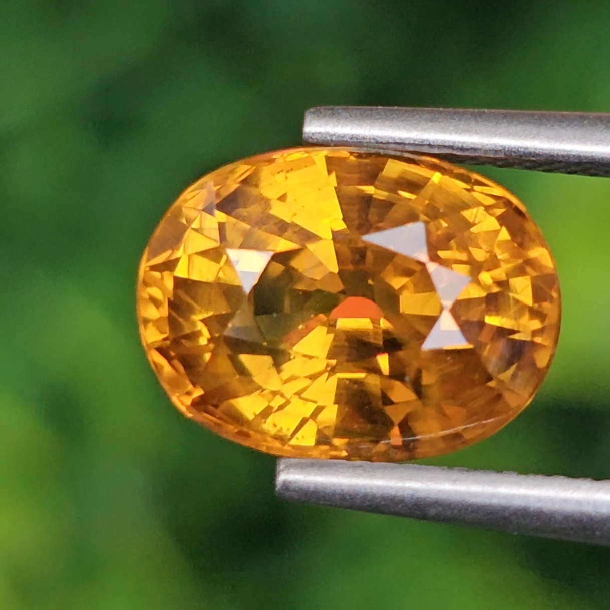 พลอย บุษราคัม yellow sapphire 4.06 กะรัต (Cts.) พลอยแท้ อัญมณีมงคลประจําวันเกิด เครื่องประดับพลอย