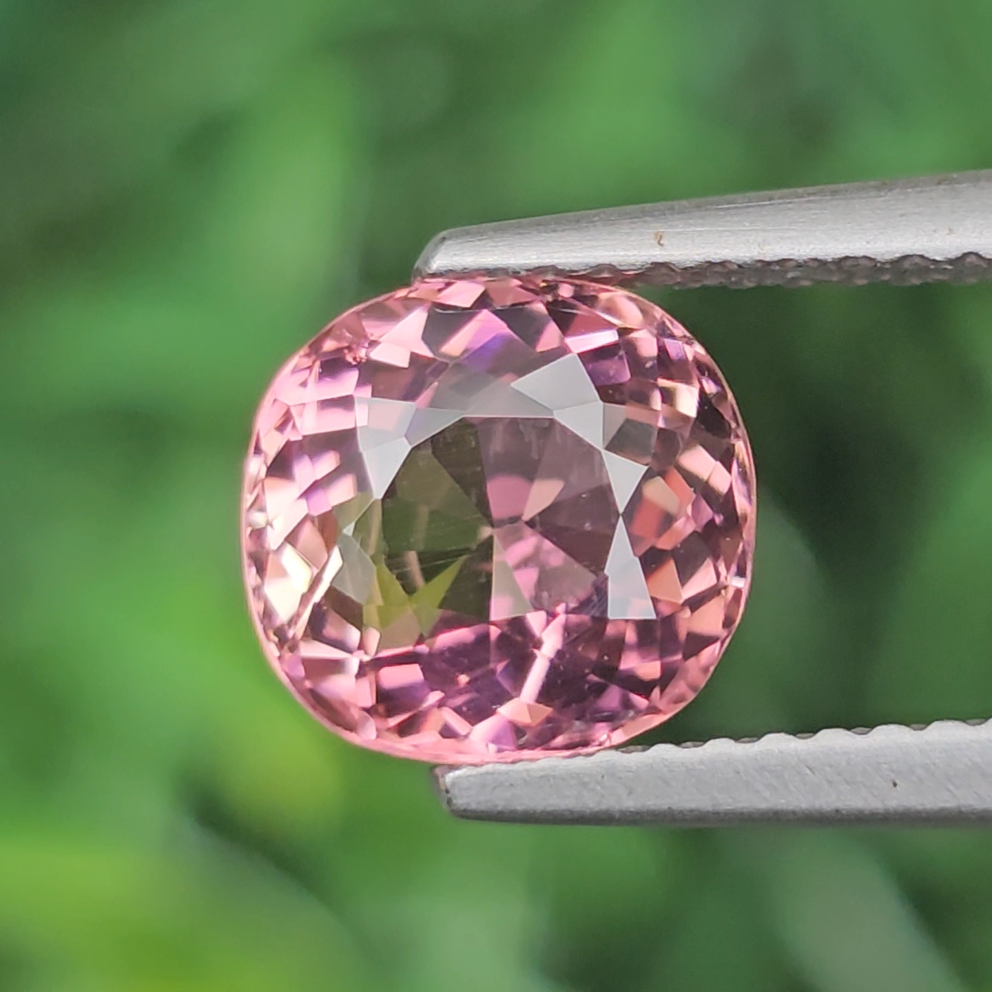 พลอย ทัวร์มาลีน Tourmaline 1.97 กะรัต (Cts.) พลอยแท้ อัญมณีมงคลประจําวันเกิด เครื่องประดับพลอย