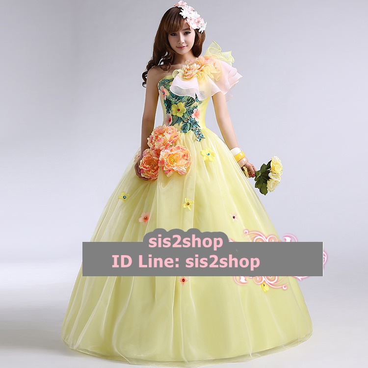 พร้อมเช่า ชุดแฟนซี ชุดราตรียาว สีเหลืองอ่อน ไหล่เฉียง แต่งระบายผ้าแก้ว และดอก Peony