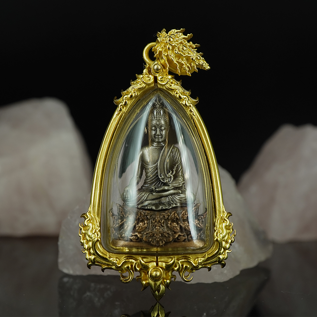 พระพุทธมีสุขยกฐานะ เนื้อเรดบรอนซ์รมซาติน พร้อมเลี่ยมกรอบเนื้อบรอนซ์ชุบทอง