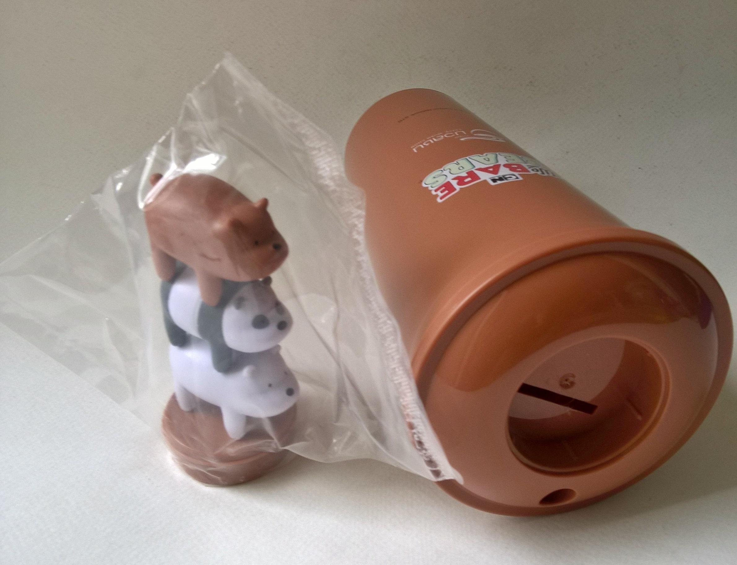 ของสะสมจากร้านกาแฟ "กาแฟมวลชน - Arabitia, we BARE BEARS" แก้วน้ำสีน้ำตาลหมีกริซ GRIZZ พร้อมท็อปเปอร์ หมี-ขี่หลังกัน3ตัว ขนาดประมาณ 25*10 cm. ท็อดท็อปเปอร์เป็นกระปุกออมสิน