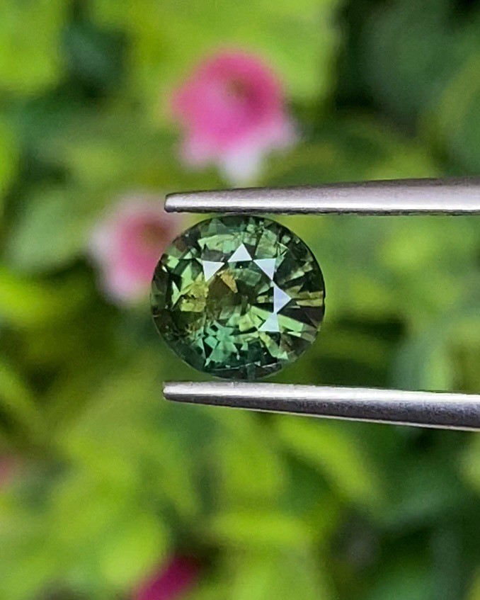 พลอย เขียวส่อง Green Sapphire 1.48 กะรัต (Cts.) ดิบ (Unheated) สี Vivid Green พร้อมใบเซอร์ (With Certificate) พลอยแท้ อัญมณีมงคลประจําวันเกิด เครื่องประดับพลอย