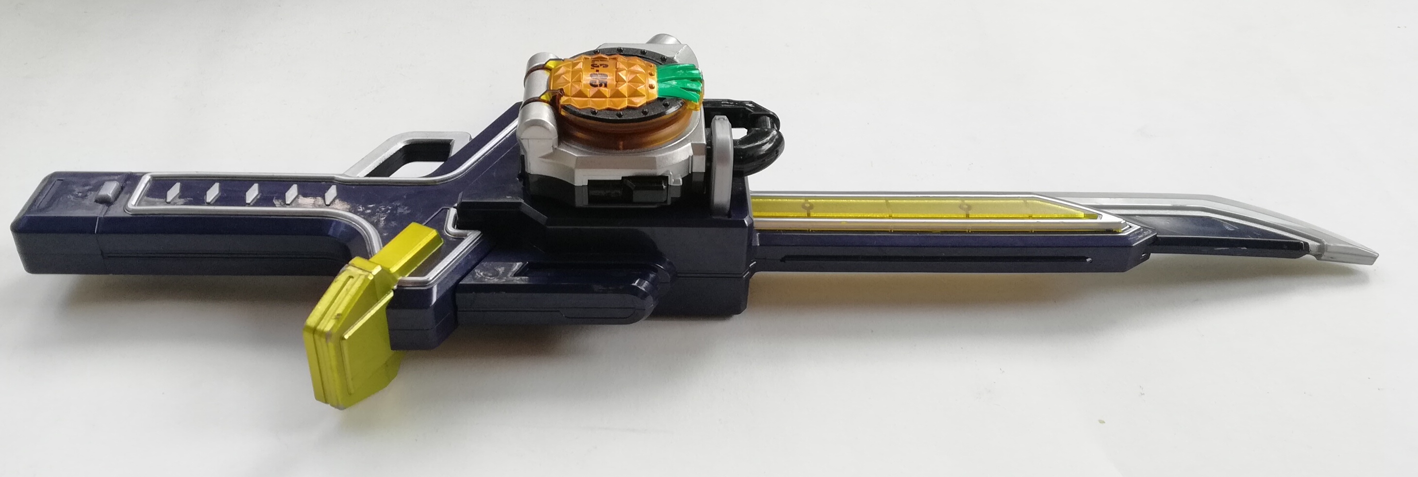 ดาบ-ปืน มุโซเซเบอร์ ปืนดาบของไรเดอรไกมุ สามารถเล่นกับล็อกซี๊ด ผลไม้ไกมุได้ทุกลูก แถมพายแอปเปิ้ล ล็อกซี๊ด 1ลูก **ใส่ถ่านแล้ว เล่นได้ปกติ มีเสียง สินค้ามีตำหนิโปรดตรวจสอบทุกภาพ