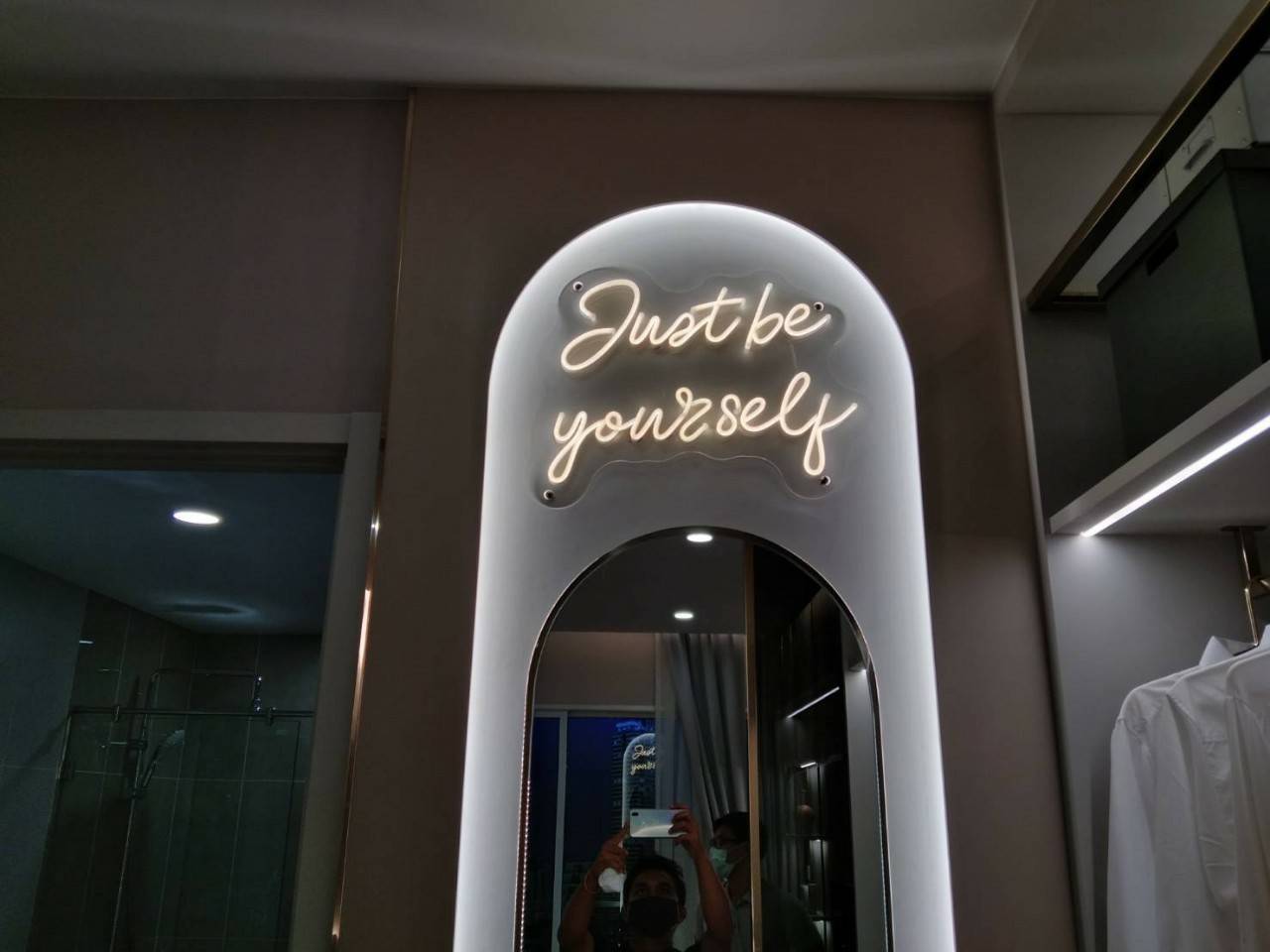 ป้ายไฟนีออน LED อะคริลิคใสรองหลัง