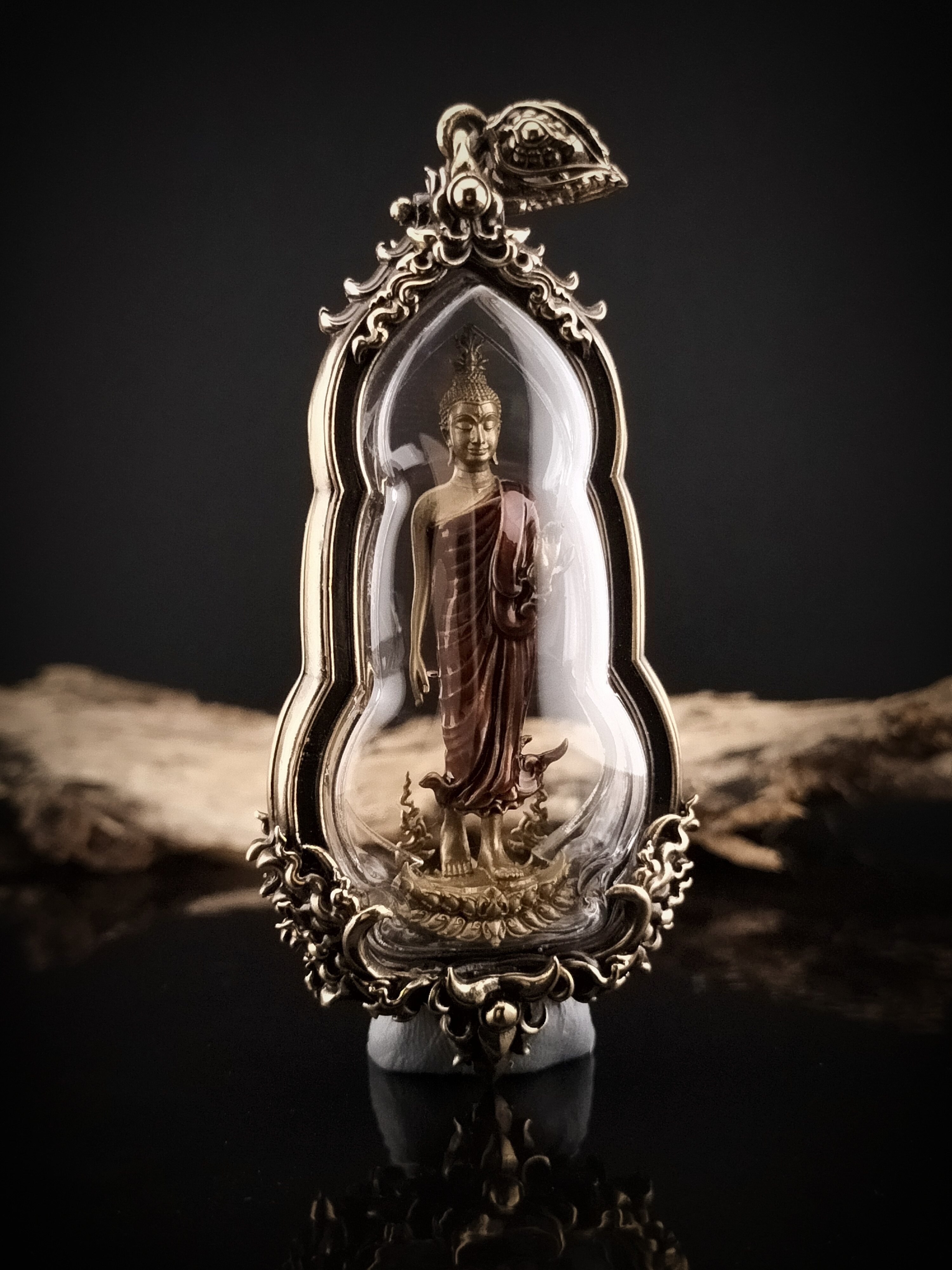 พระพุทธศิริสุขมั่นคงทรัพย์พร้อมเลี่ยมกรอบ รหัส 6 เนื้อทองสัมฤทธิ์ลงยาจีวร