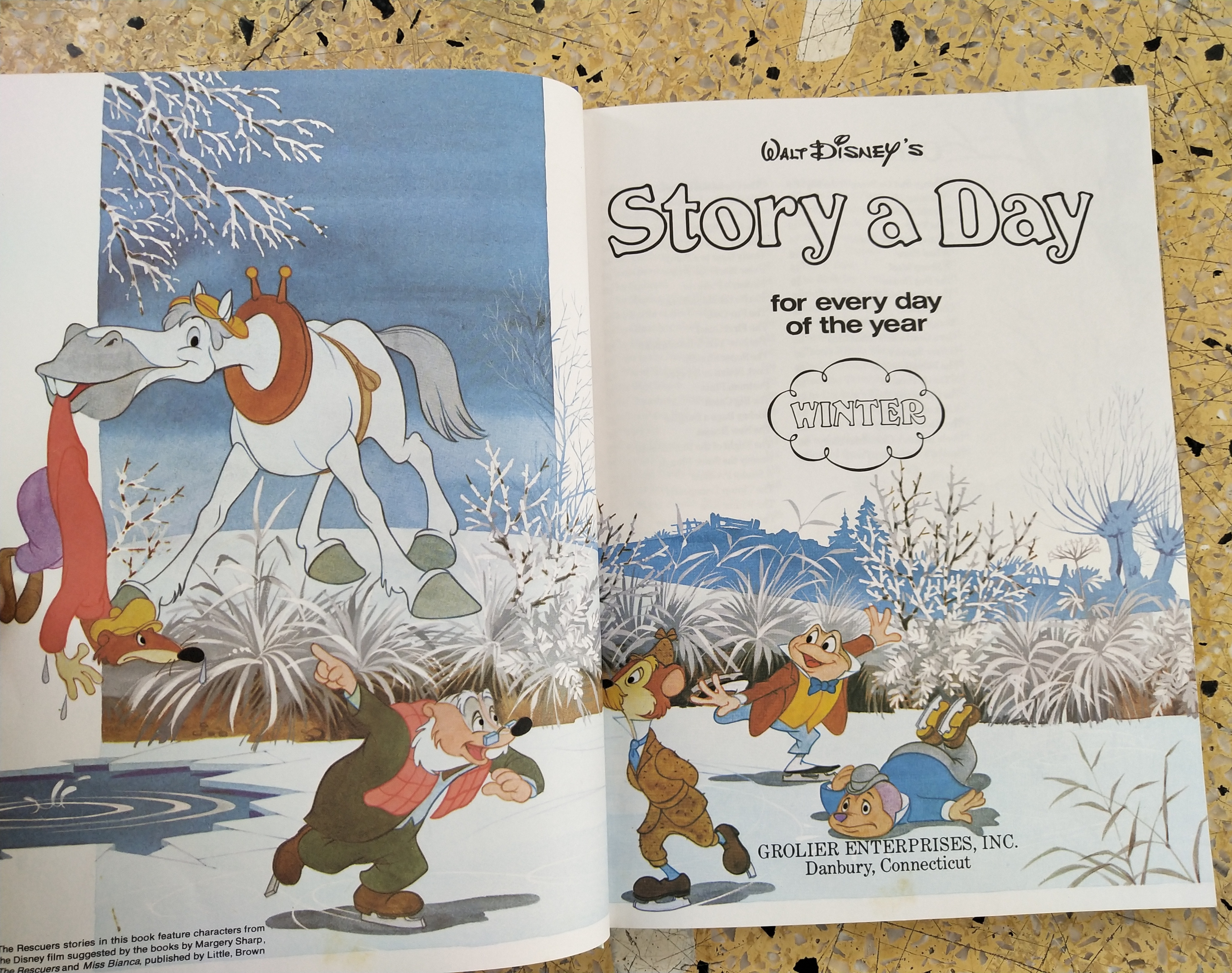 หนังสือภาพการ์ตูนดิสนีย์น่ารัก **หนังสิอเก่า มีตำหนิ โปรดตรวจสอบทุกภาพ ปกแข็ง ฉบับภาษาอังกฤษ เล่าเรื่องราวของทุกวันในฤดูหนาว ผ่านตัวการ์ตูนจากดิสนีย์ Story a Day for every day of the year ,Winter